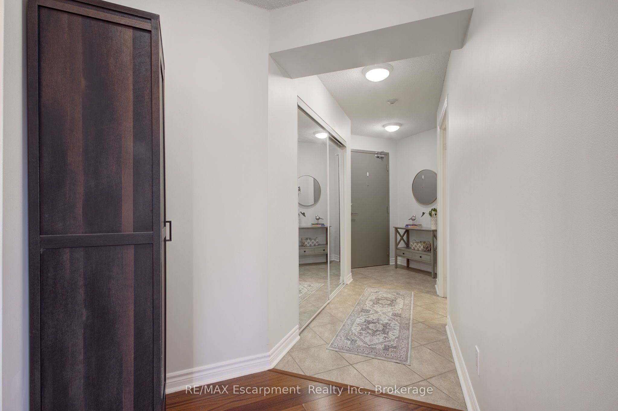 2325 Central Park Dr Property Photo 6