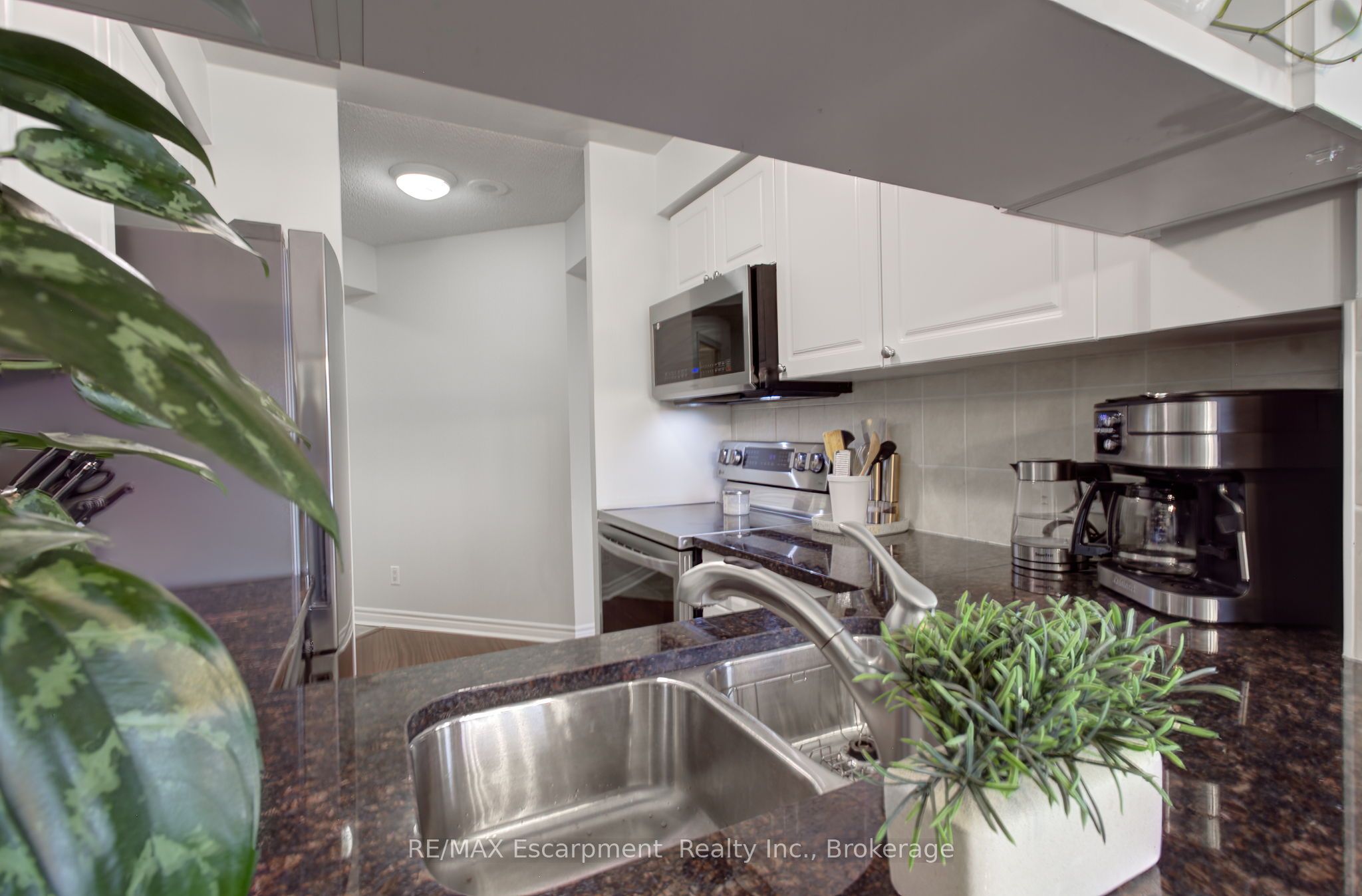 2325 Central Park Dr Property Photo 17