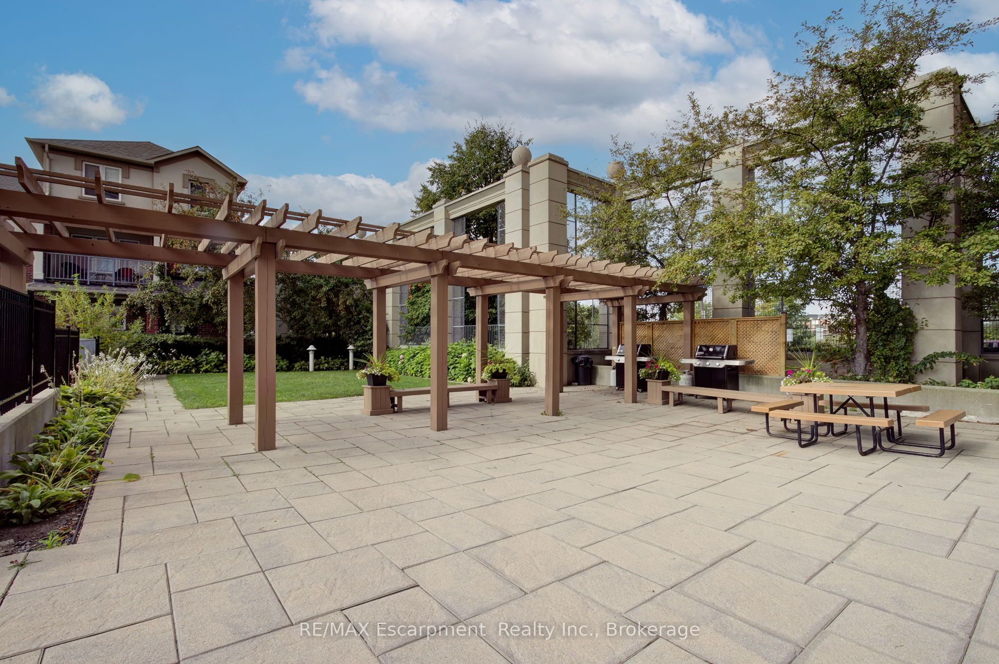 2325 Central Park Dr Property Photo 44