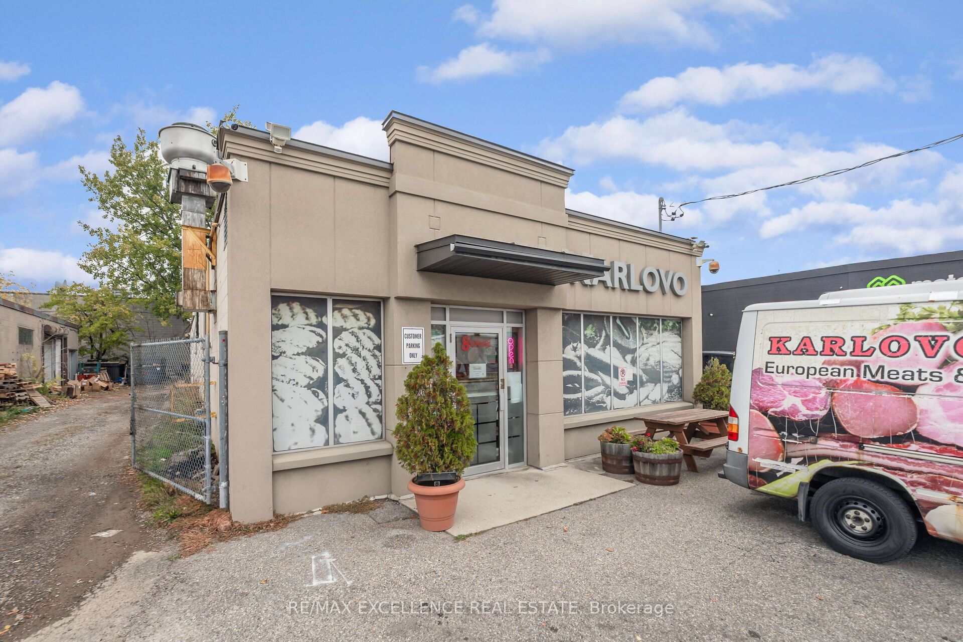 8 Six Point Road Property Photo 2