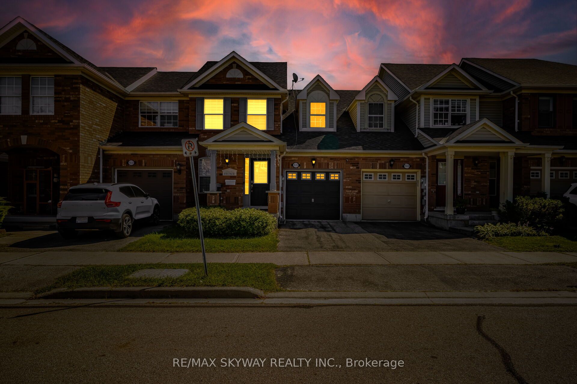 1570 Cartwright Cres Property Photo 2