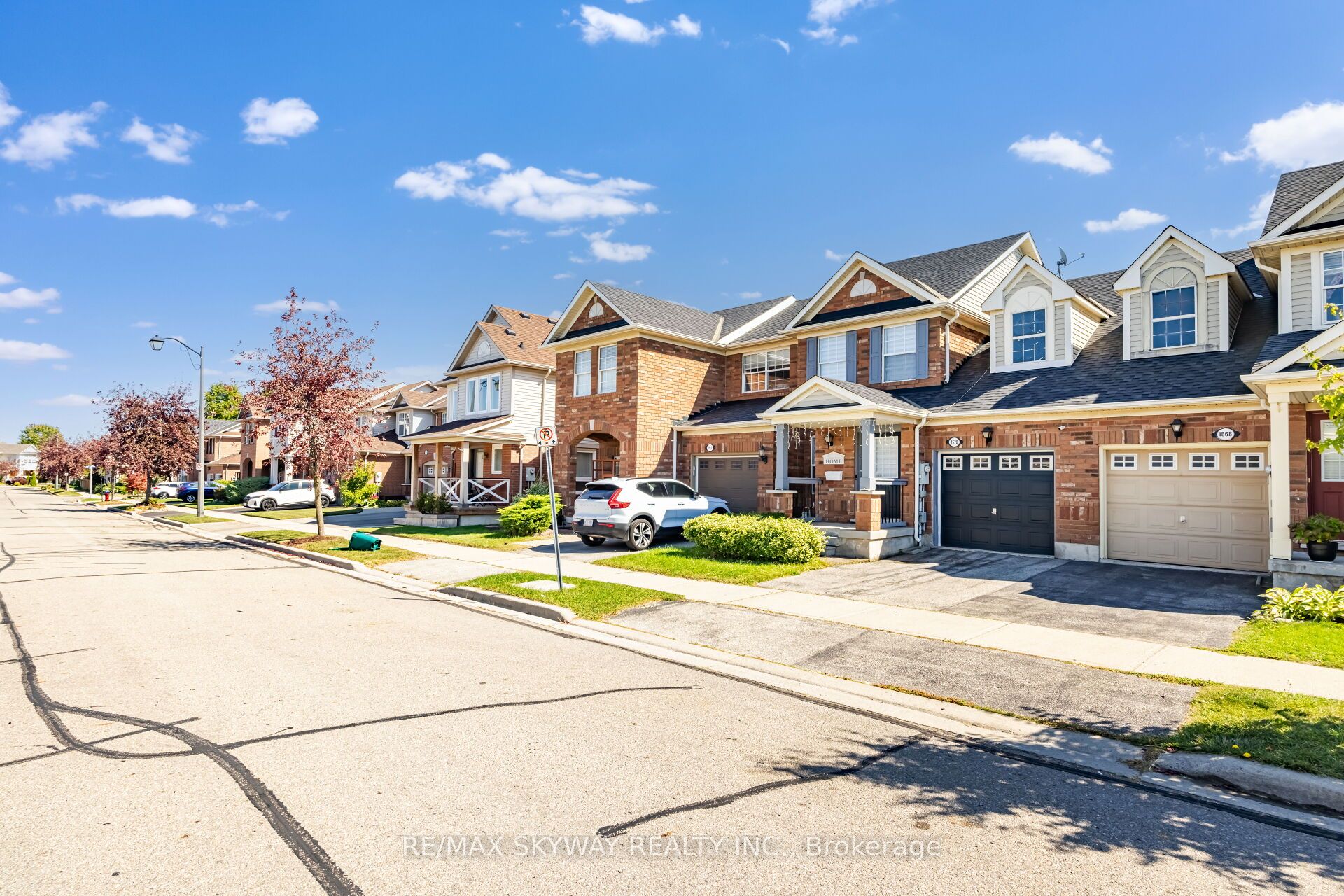 1570 Cartwright Cres Property Photo 4