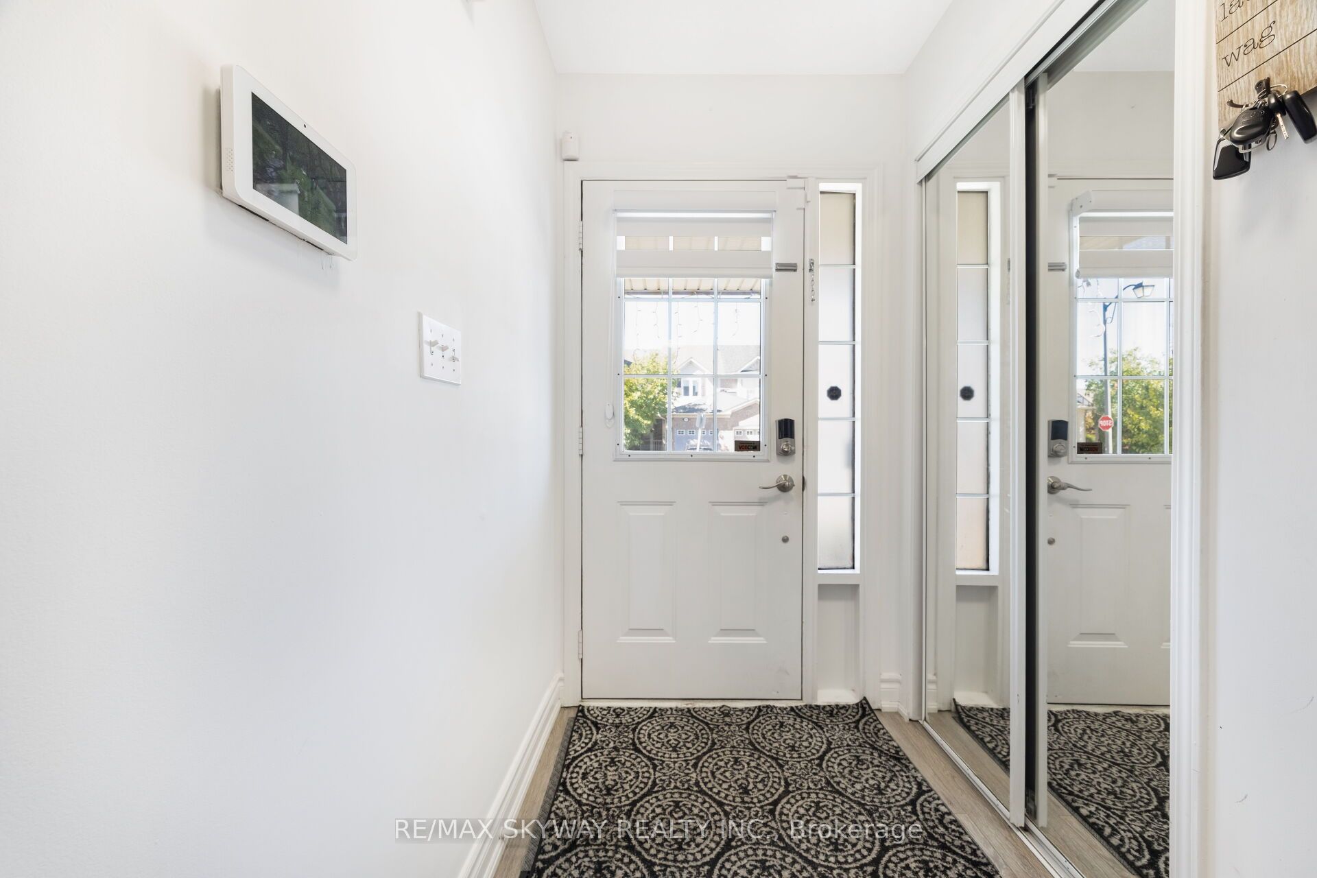 1570 Cartwright Cres Property Photo 9