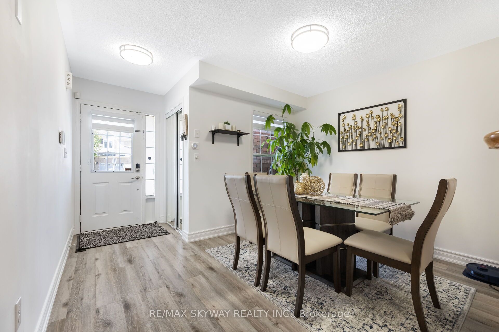 1570 Cartwright Cres Property Photo 12