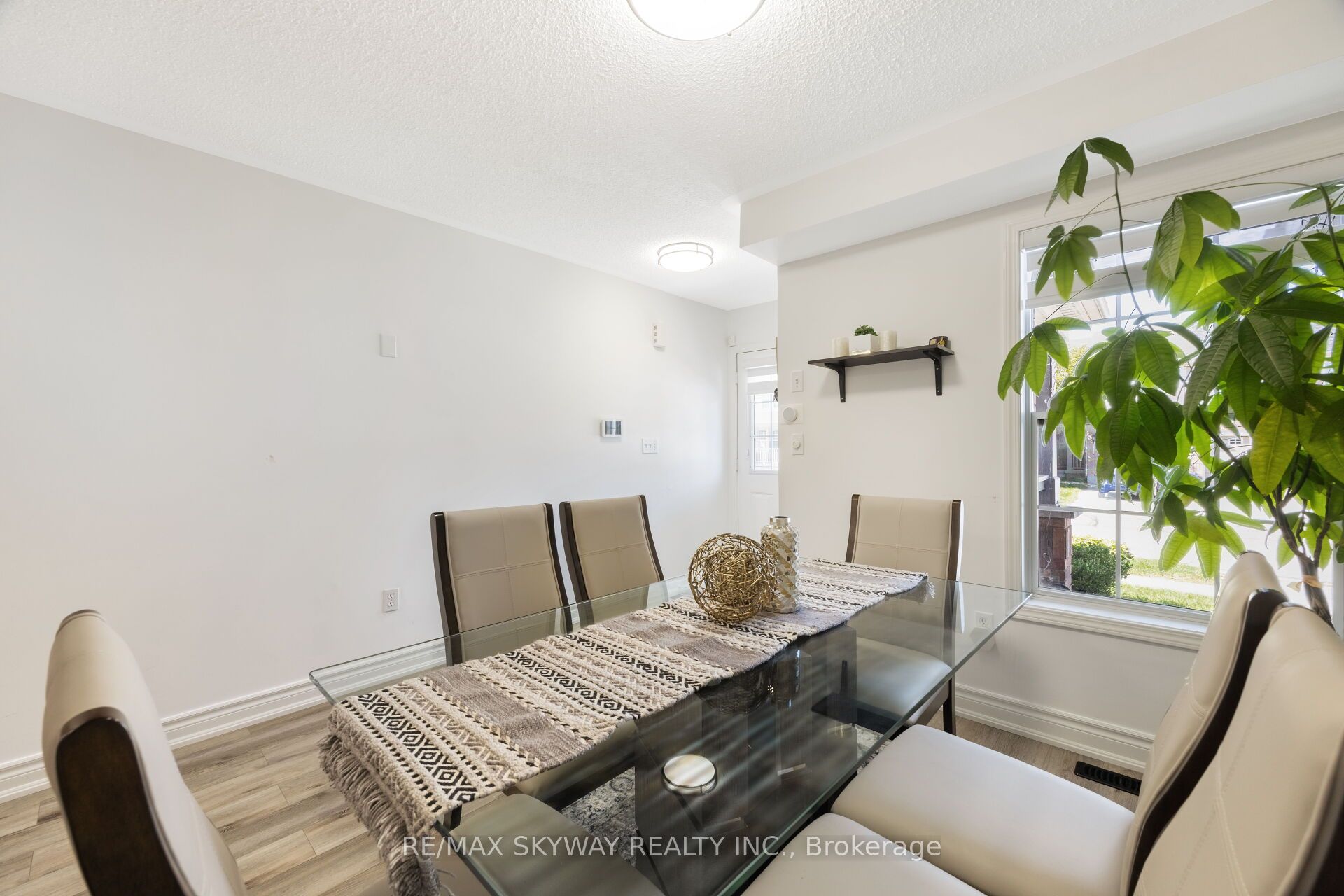 1570 Cartwright Cres Property Photo 13