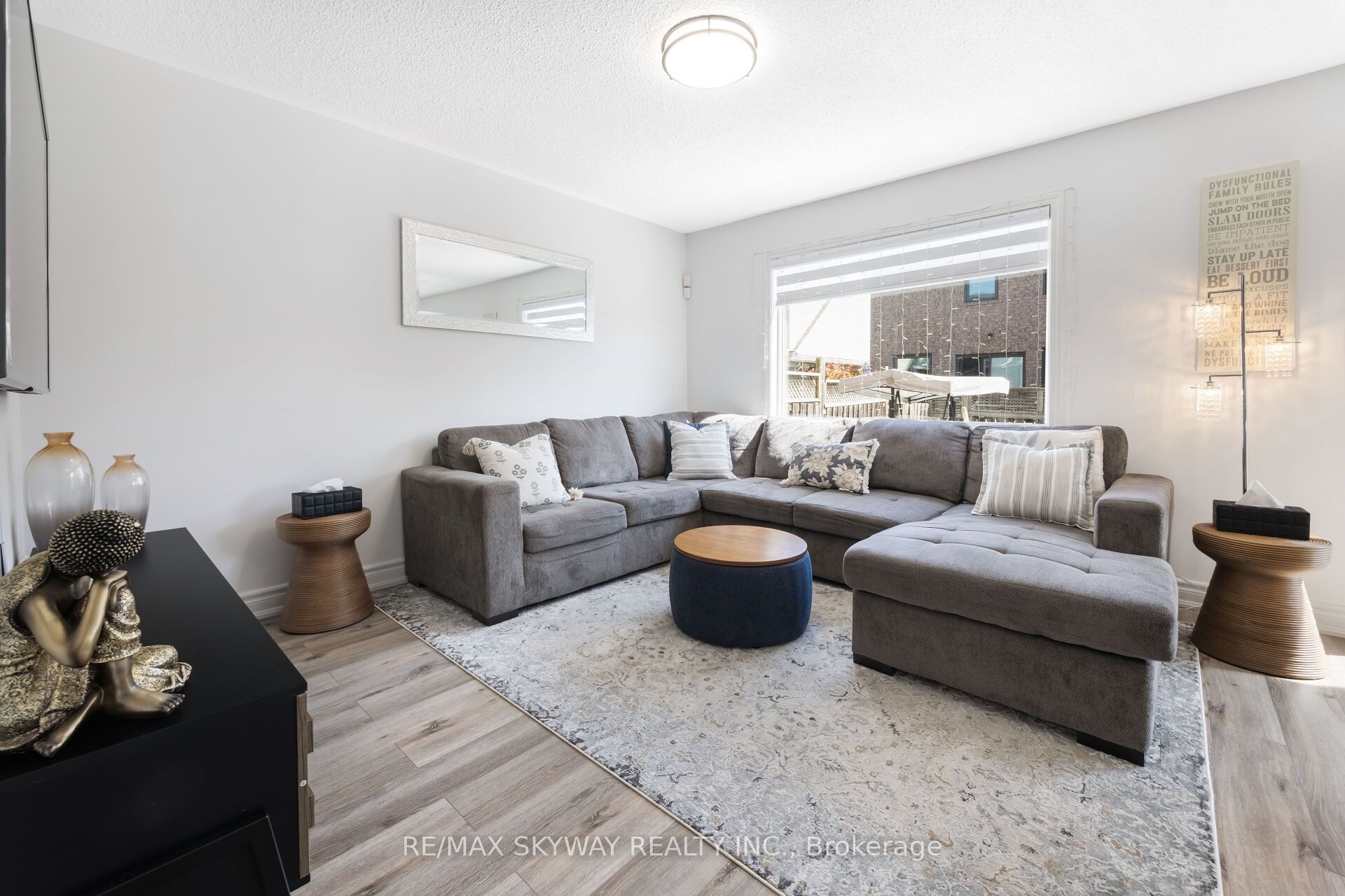 1570 Cartwright Cres Property Photo 15