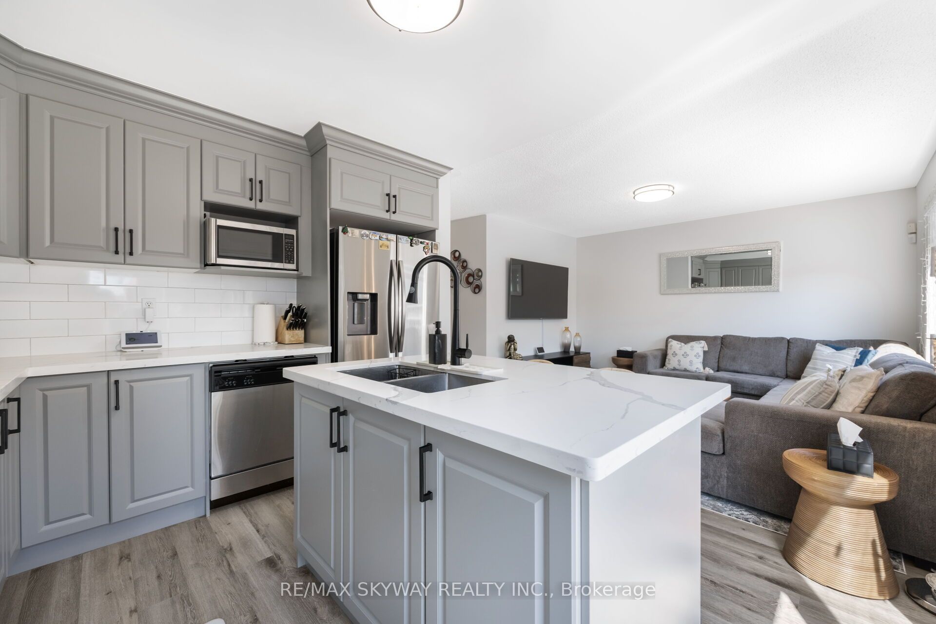 1570 Cartwright Cres Property Photo 21