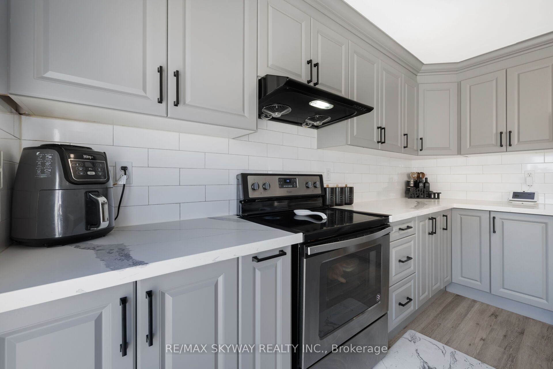 1570 Cartwright Cres Property Photo 22