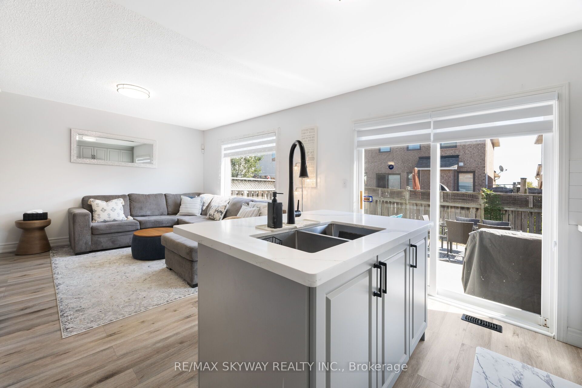 1570 Cartwright Cres Property Photo 23