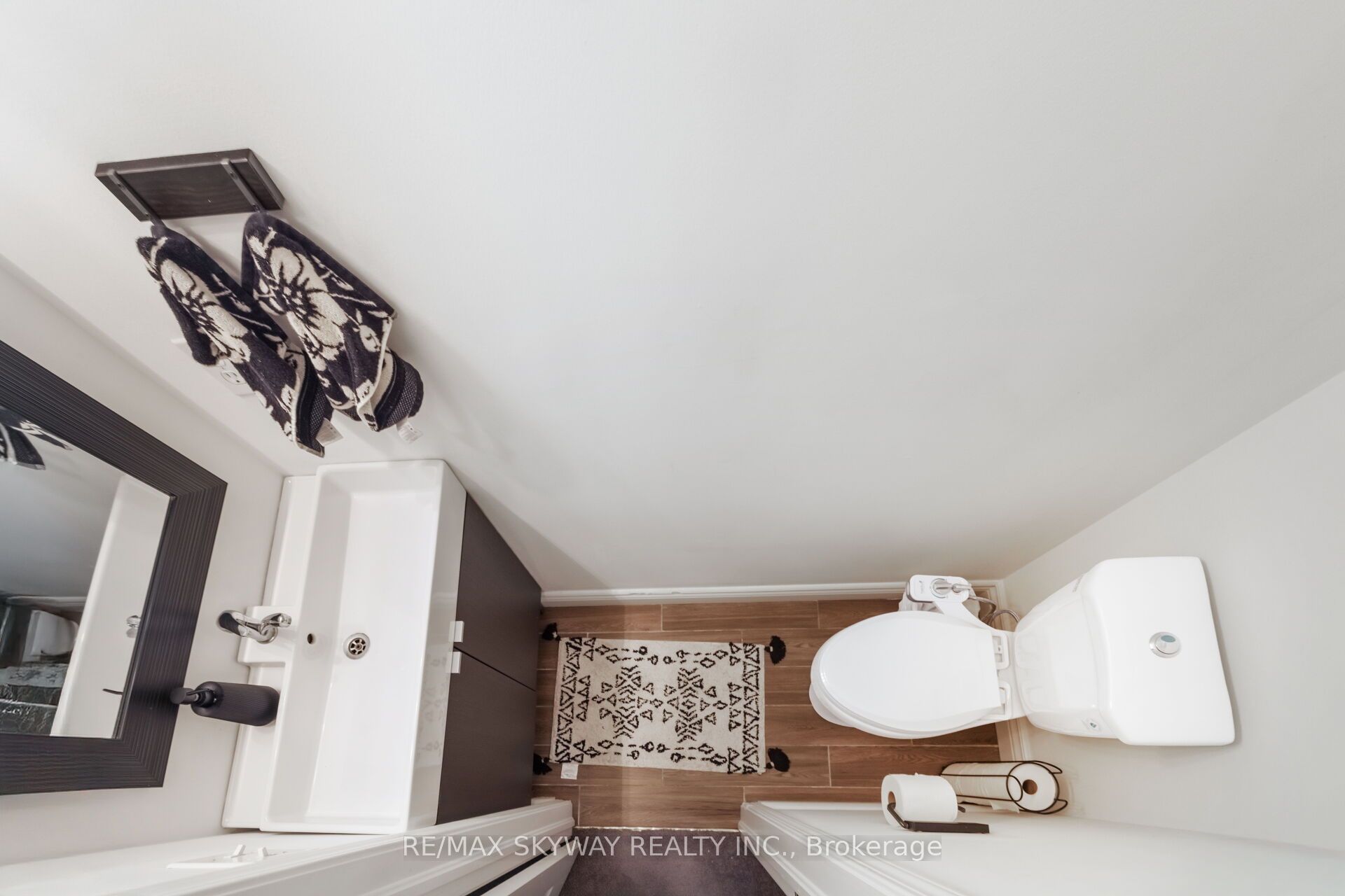 1570 Cartwright Cres Property Photo 24