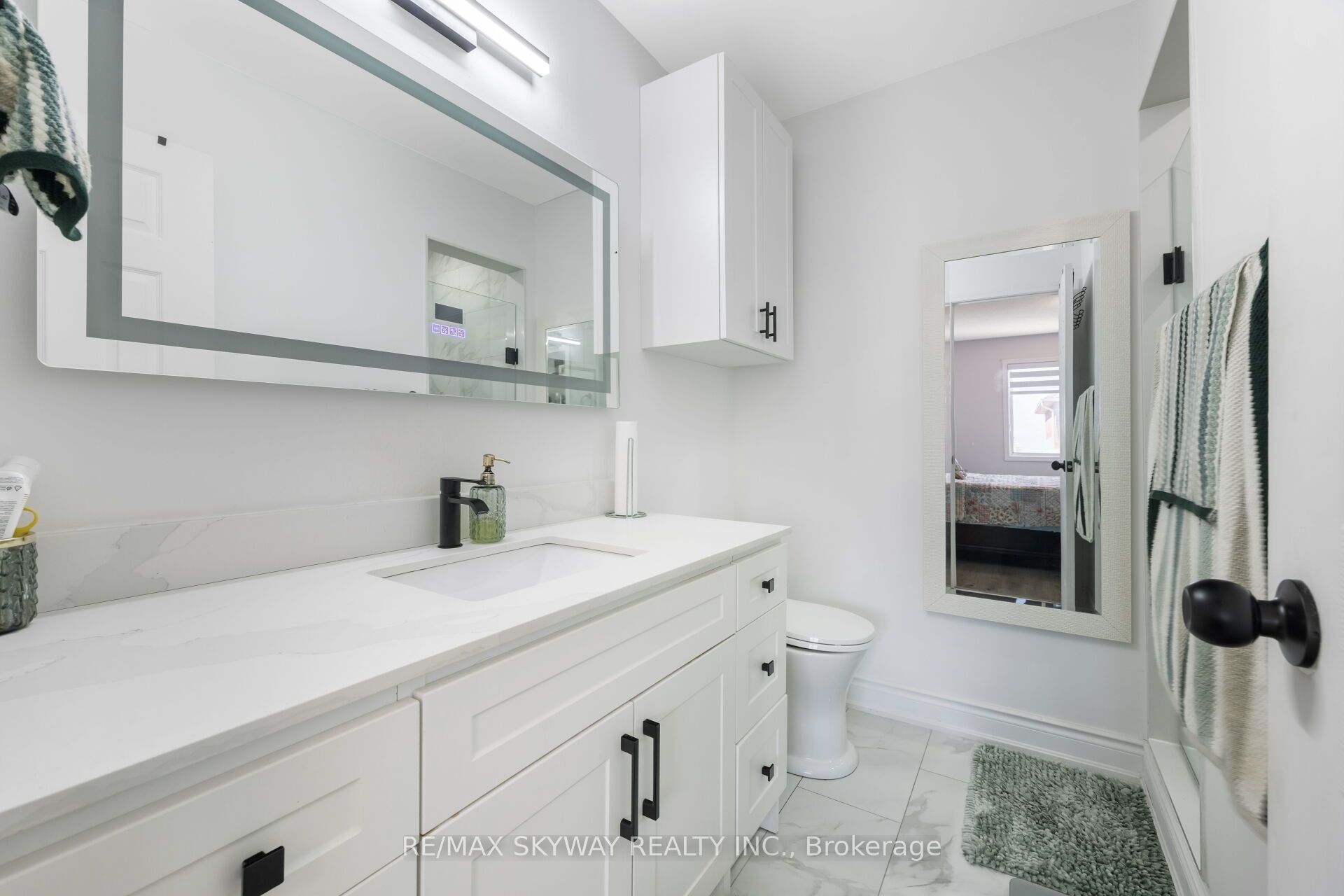 1570 Cartwright Cres Property Photo 29