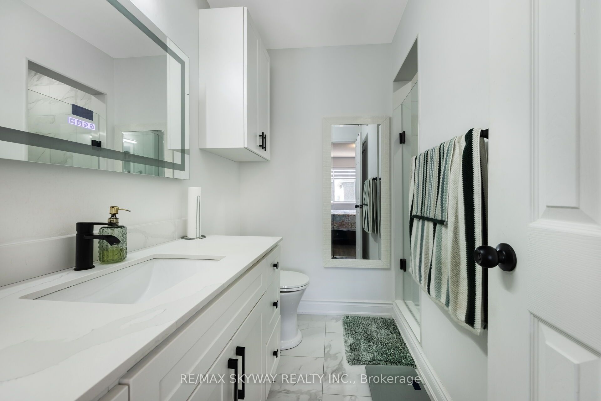 1570 Cartwright Cres Property Photo 30