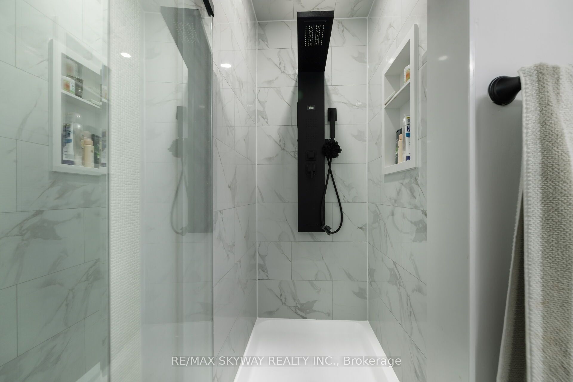 1570 Cartwright Cres Property Photo 31