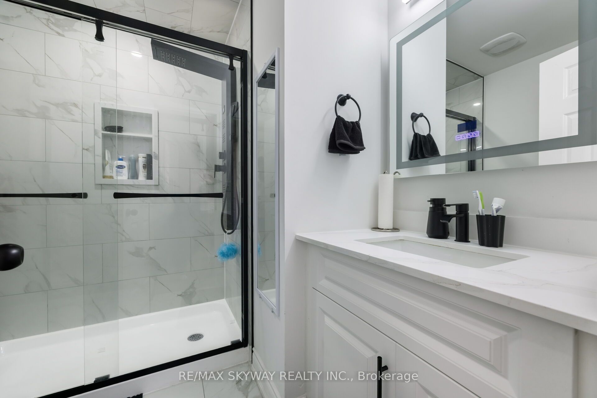 1570 Cartwright Cres Property Photo 39