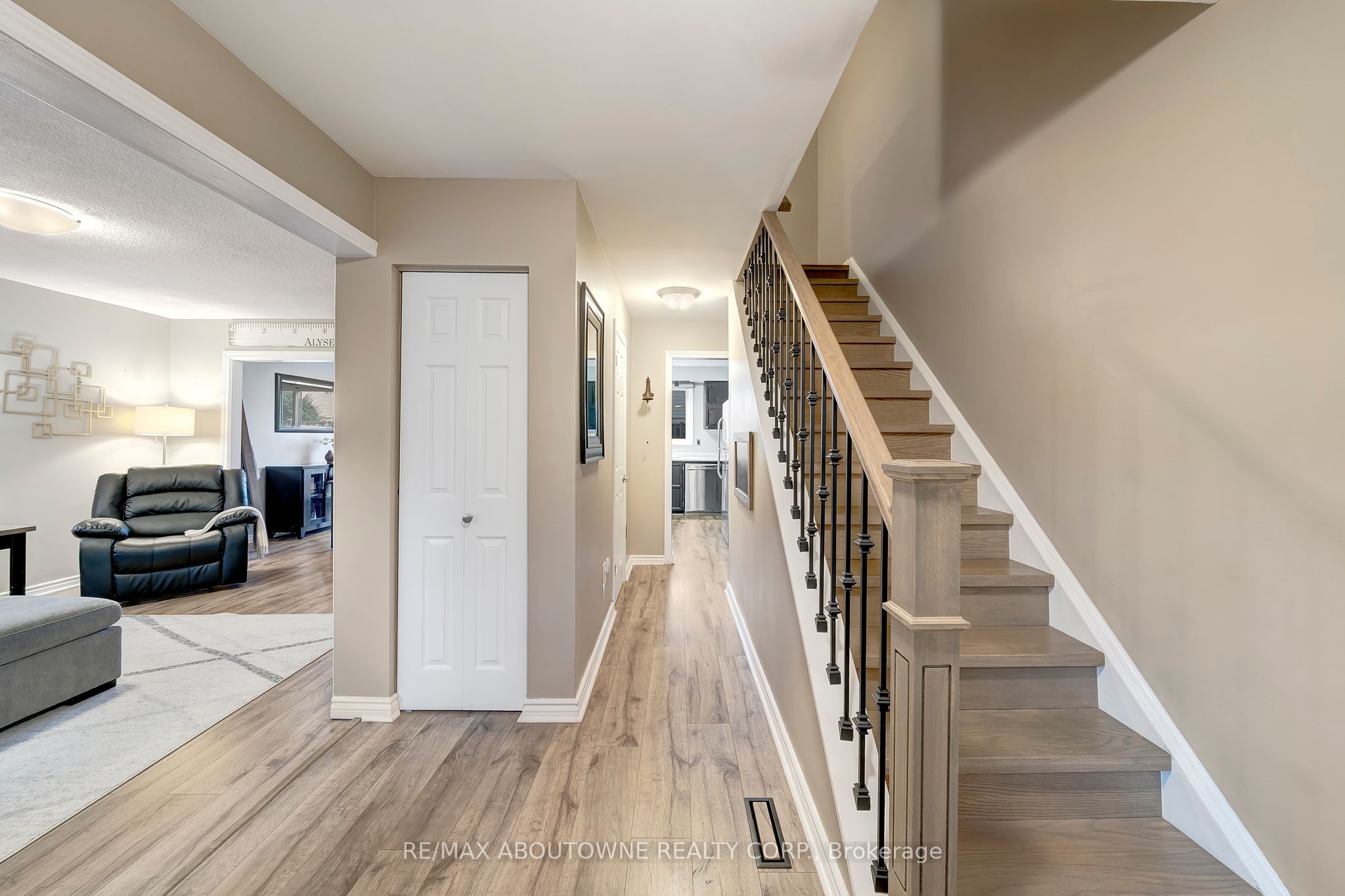 5475 Lakeshore Road 29 Property Photo 4