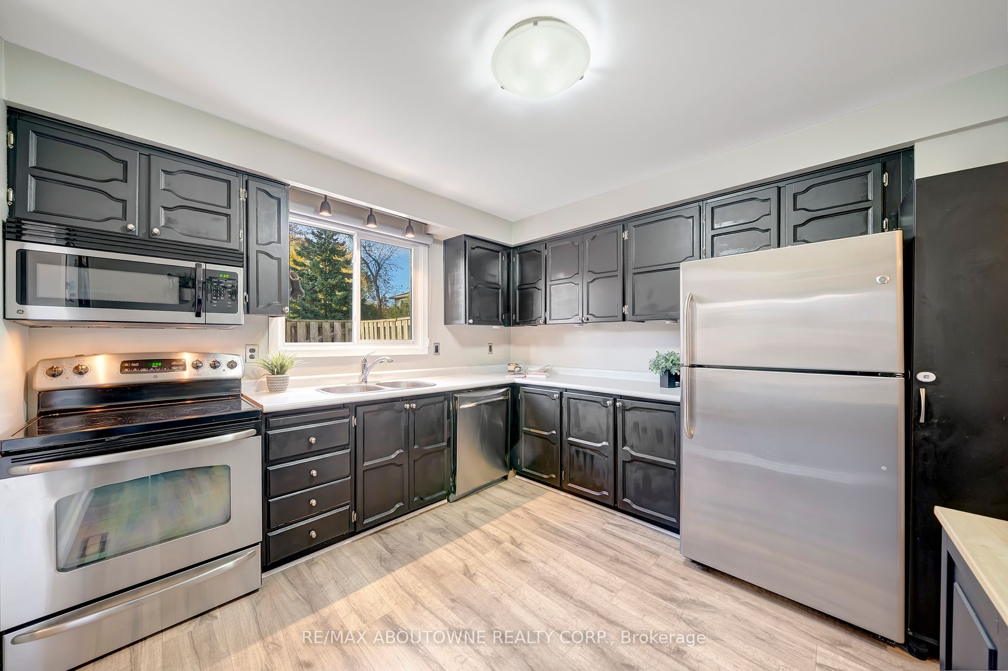 5475 Lakeshore Road 29 Property Photo 9