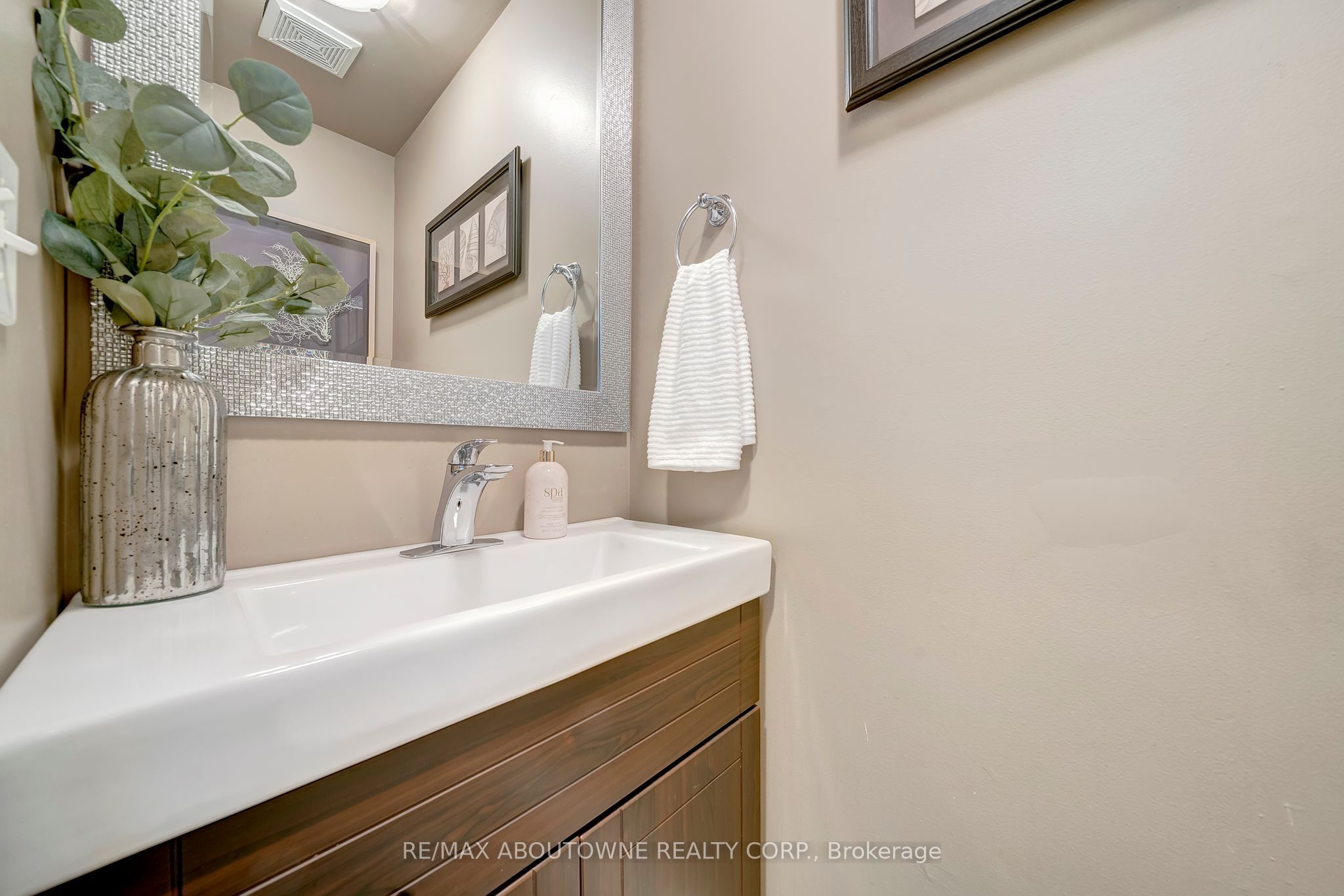 5475 Lakeshore Road 29 Property Photo 11