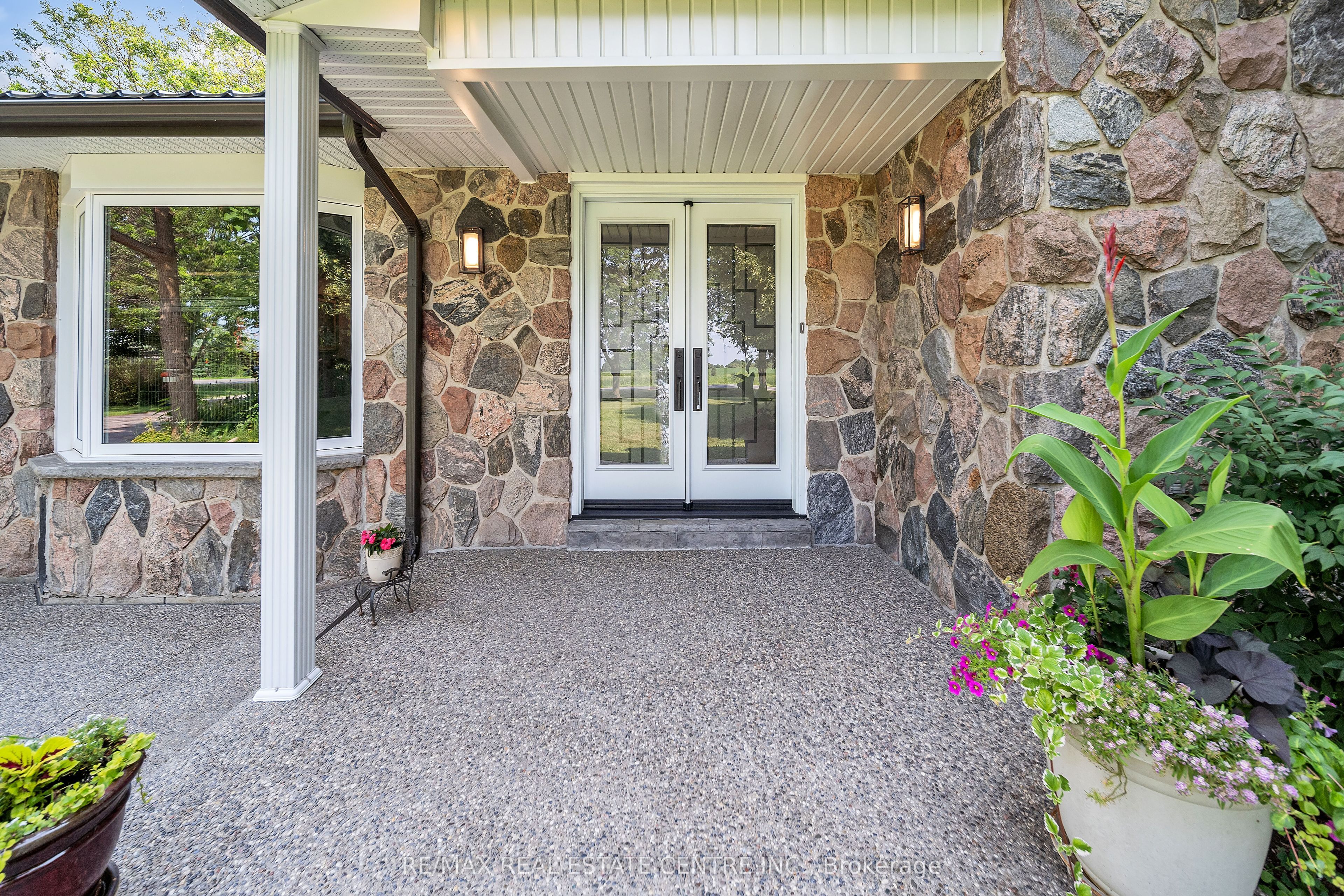 8438 9 Line Property Photo 3