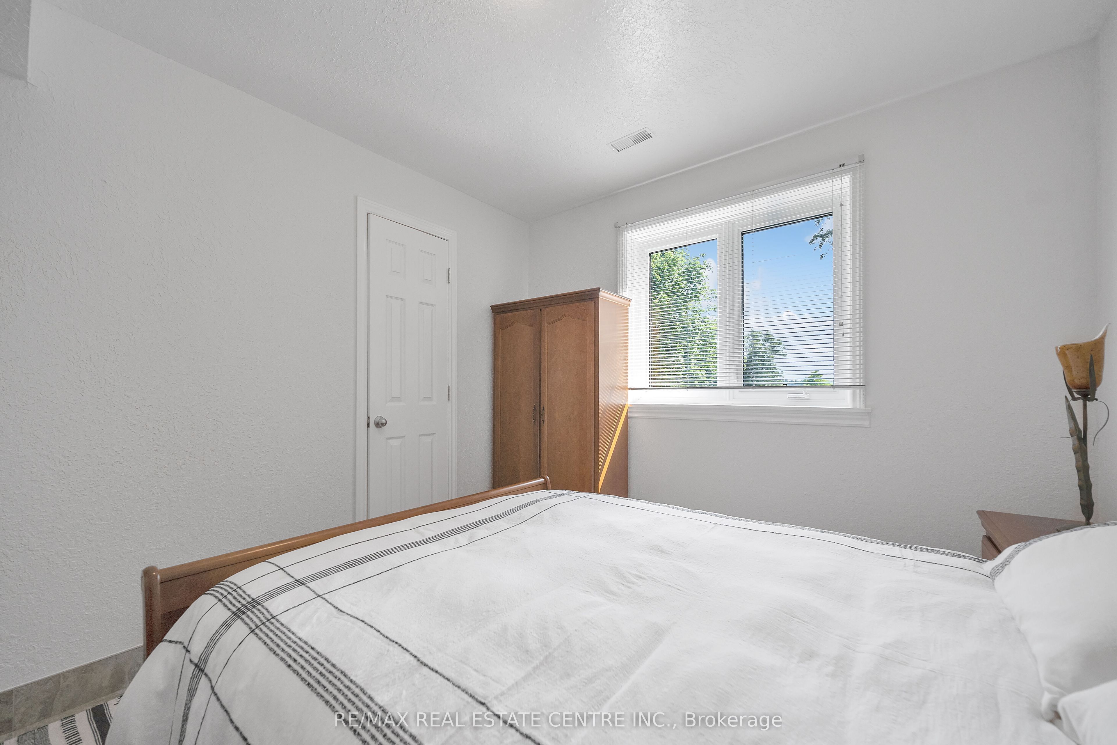 8438 9 Line Property Photo 33