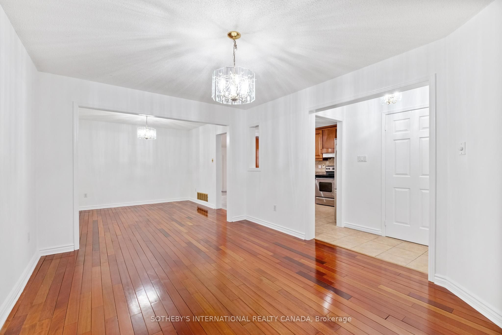 3631 Cherrington Cres Property Photo 4