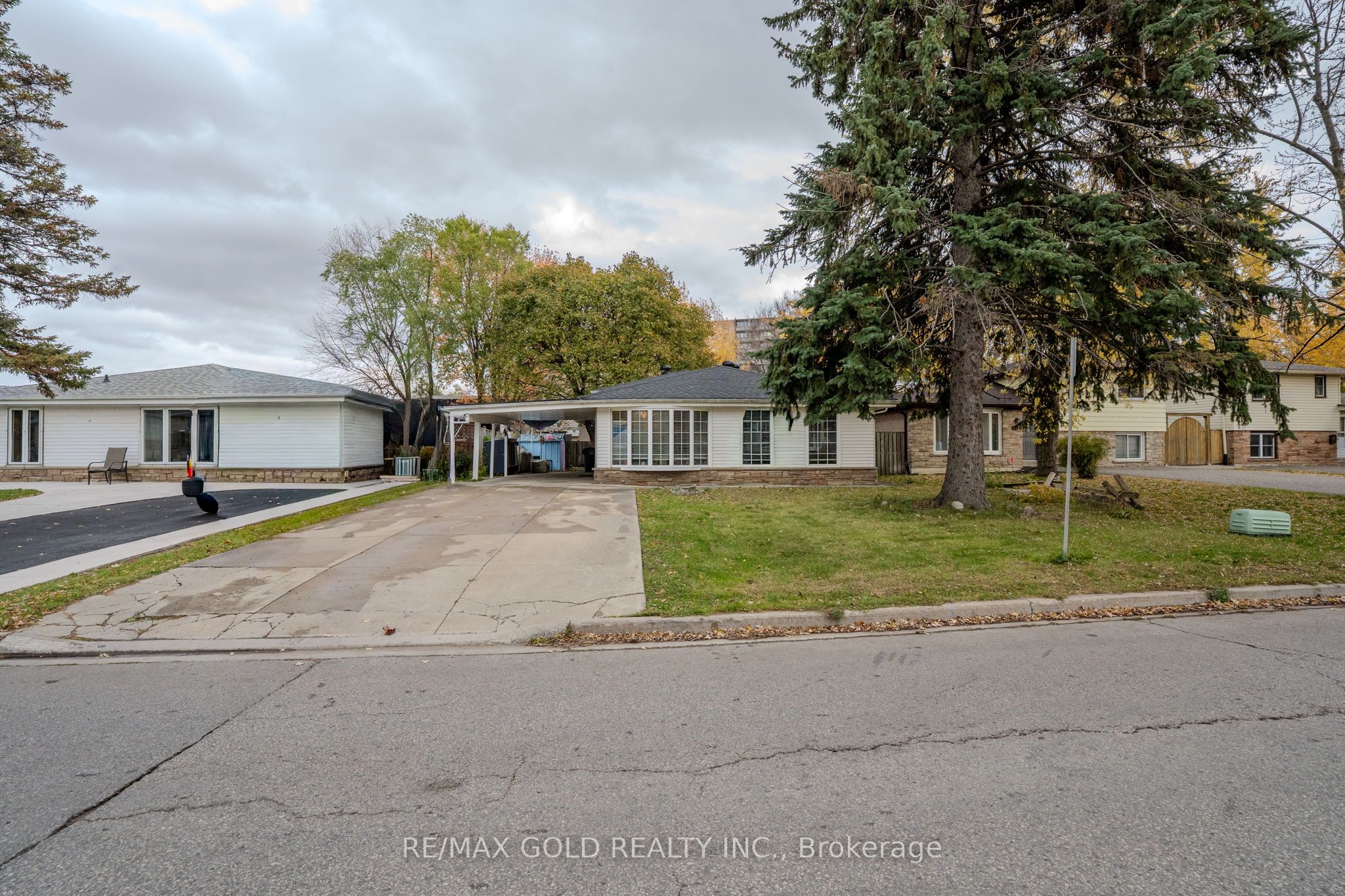 13 TULLAMORE Road S Property Photo 1