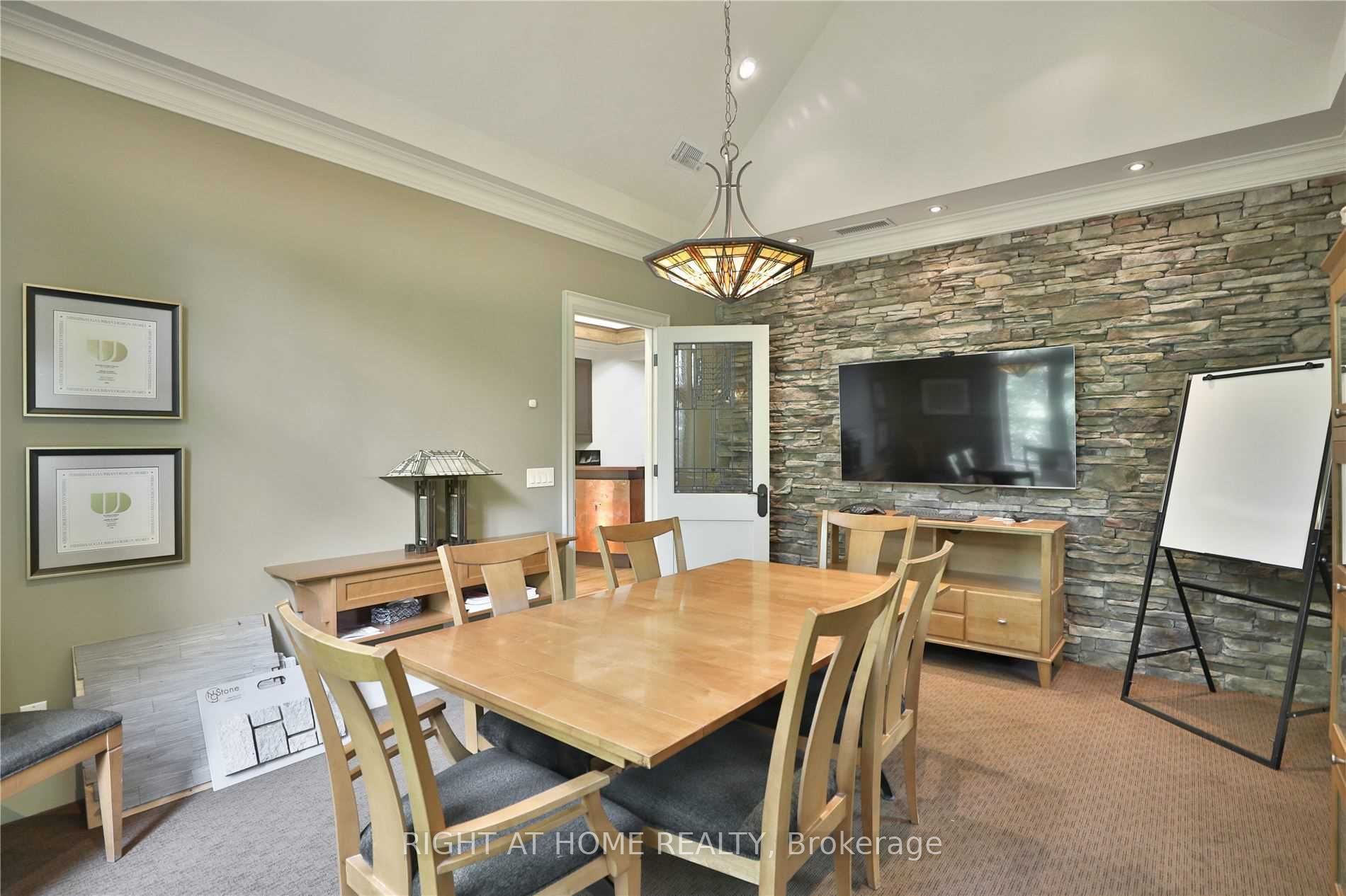 1440 Hurontario Street Property Photo 13