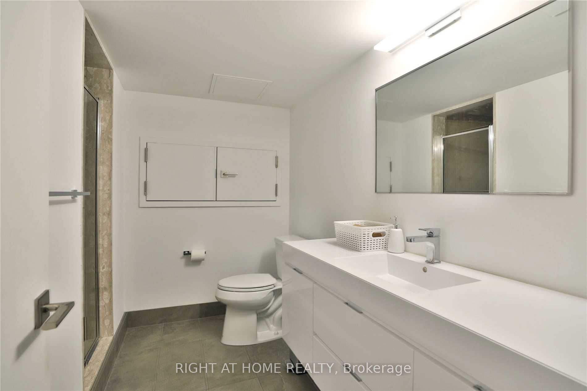 1440 Hurontario Street Property Photo 20