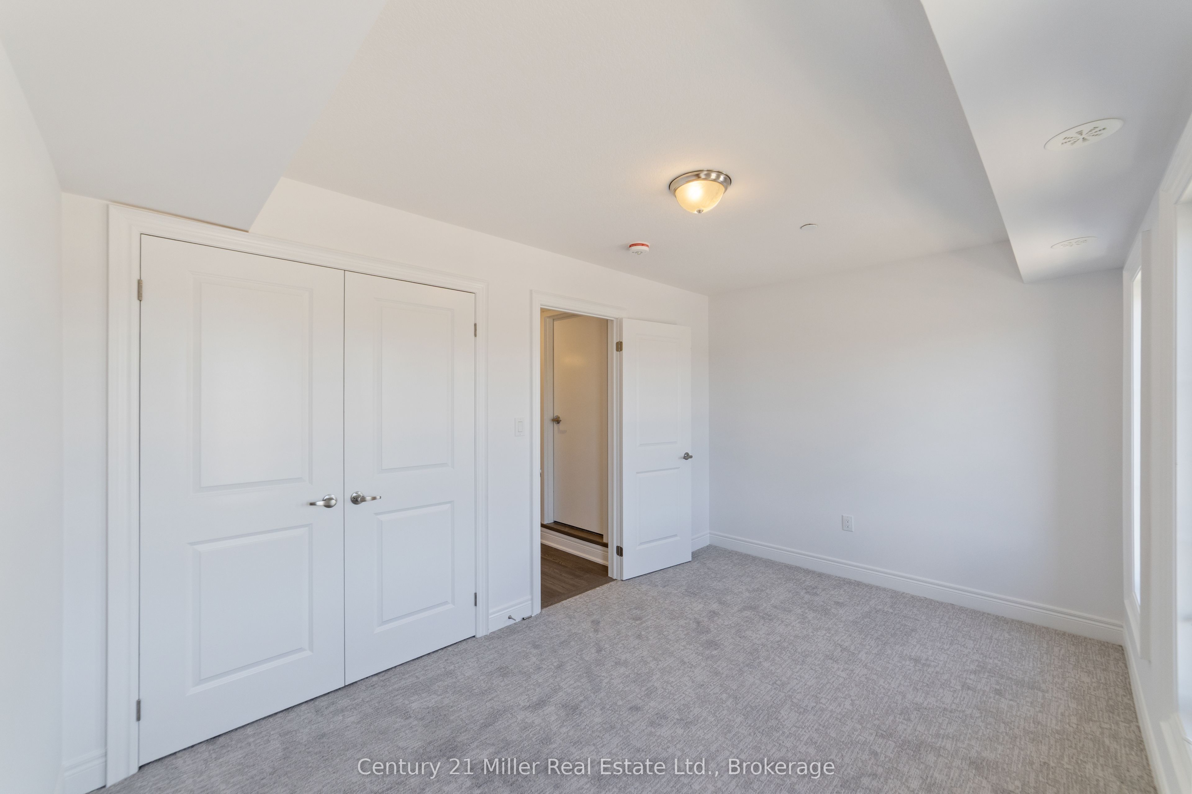 2140 Trafalgar Road 43 Property Photo 17