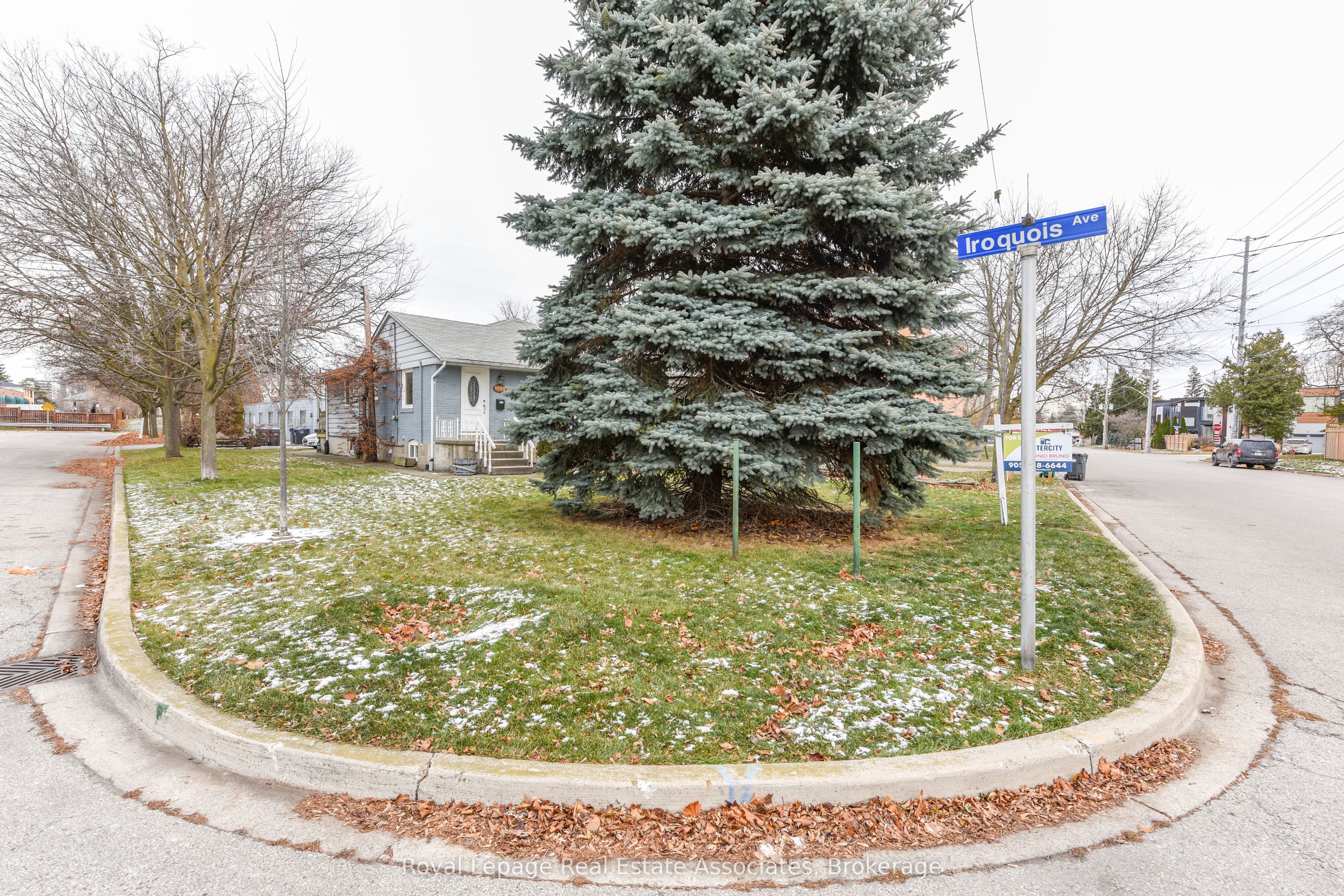 1089 Seneca Avenue Property Photo 9