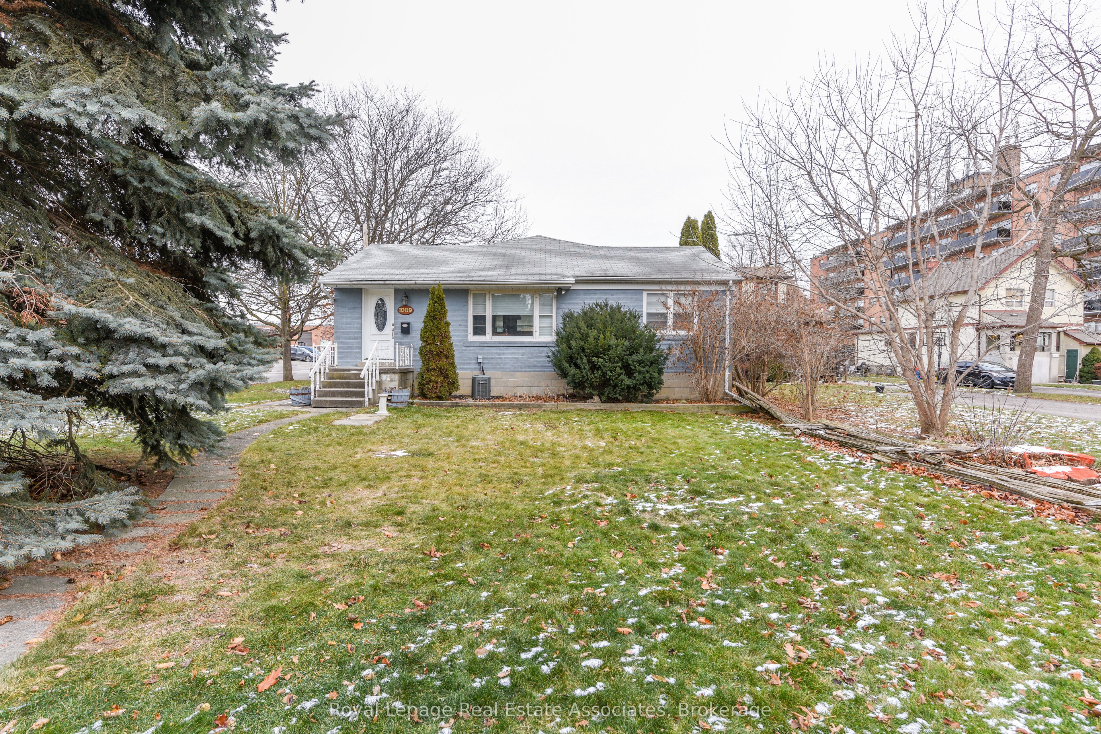 1089 Seneca Avenue Property Photo 10