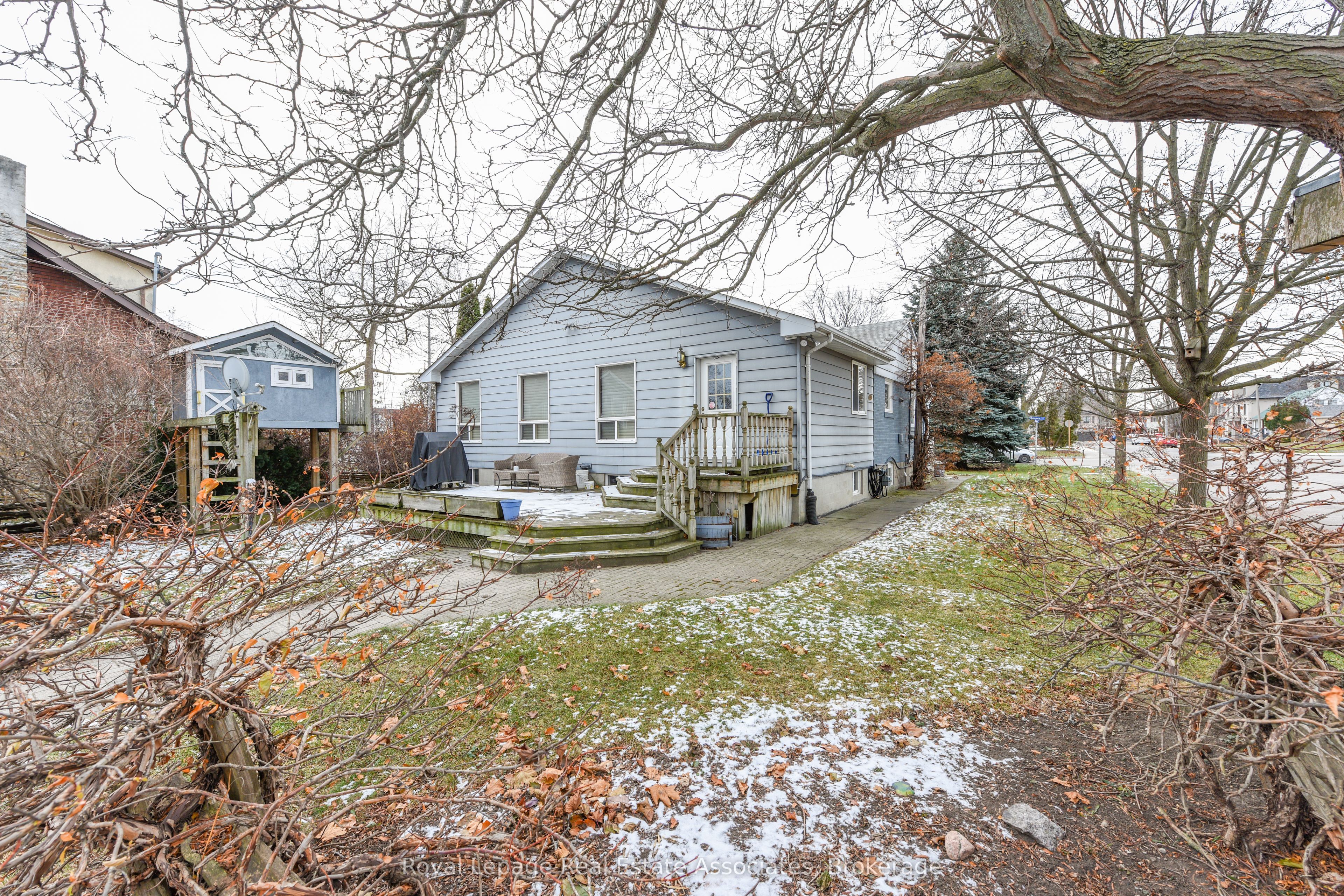 1089 Seneca Avenue Property Photo 11