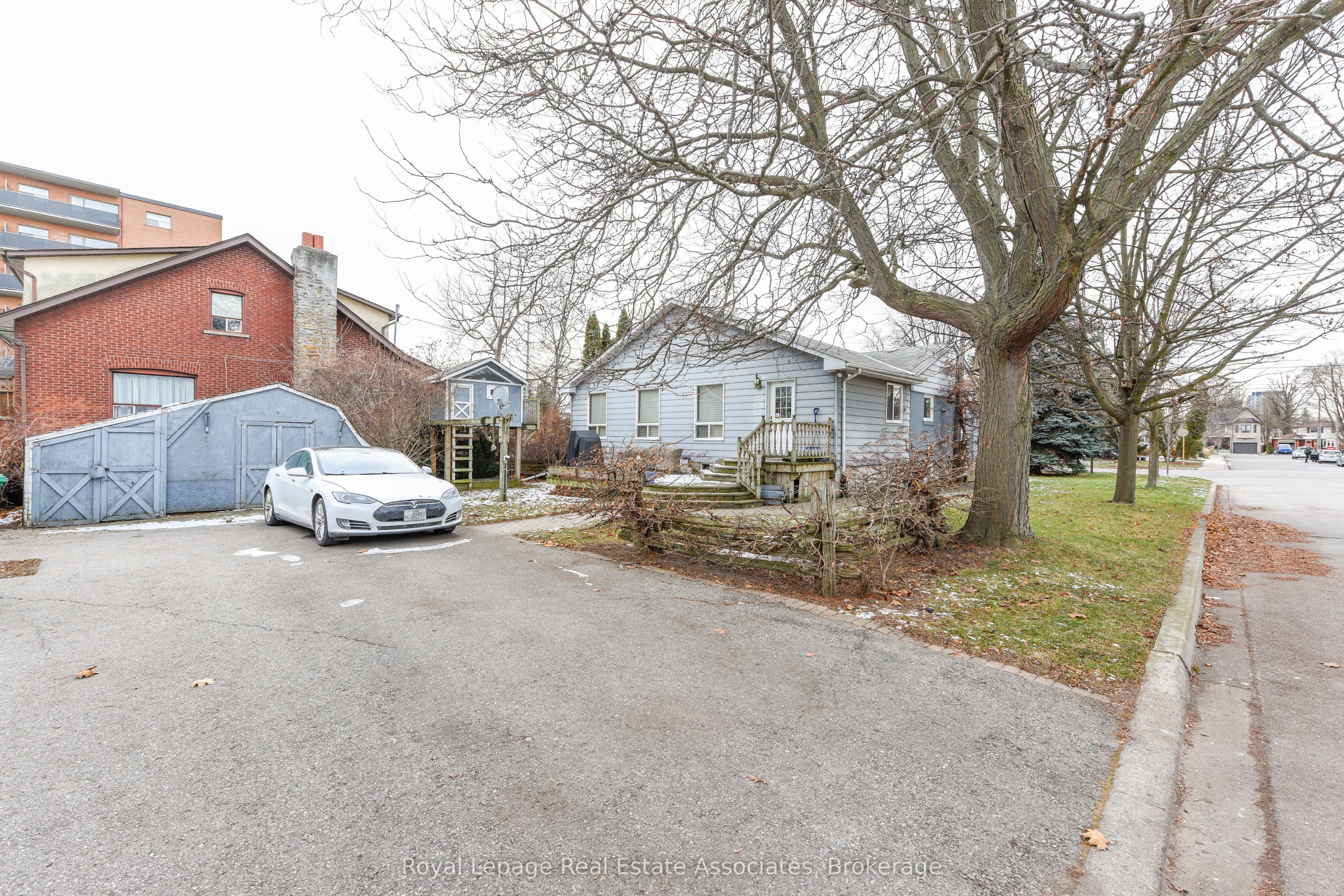 1089 Seneca Avenue Property Photo 13