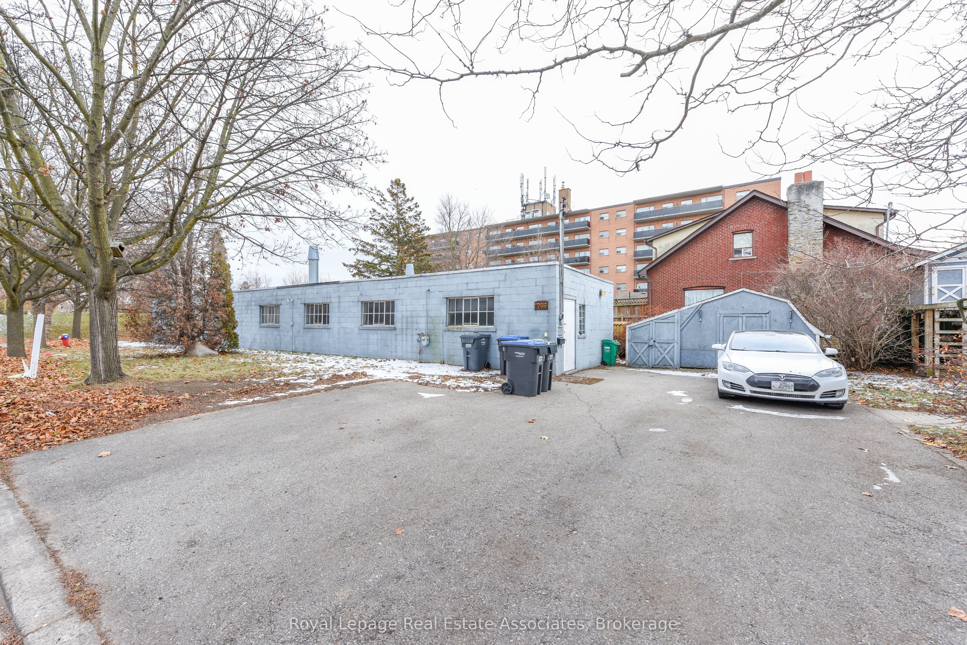 1089 Seneca Avenue Property Photo 14