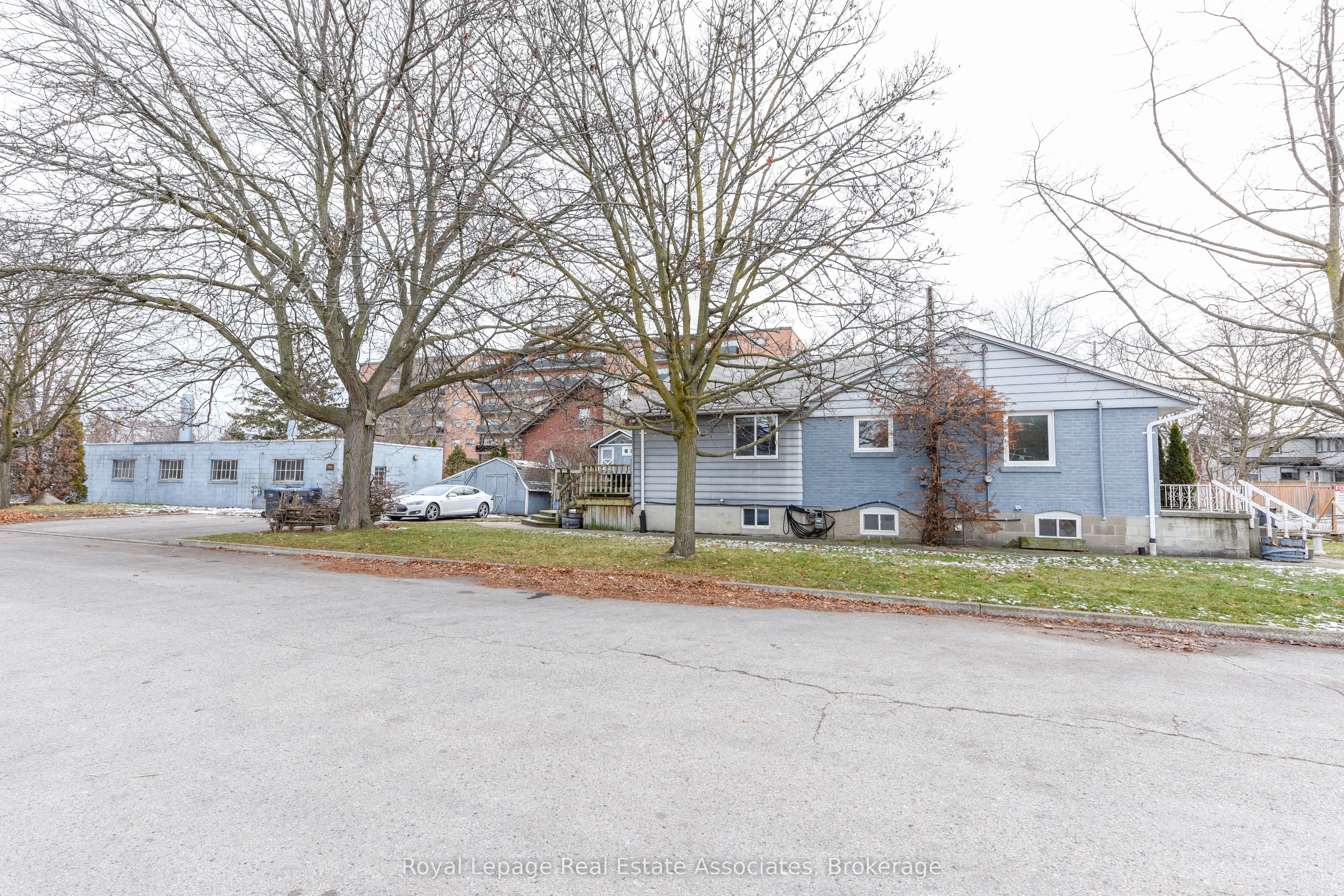 1089 Seneca Avenue Property Photo 19