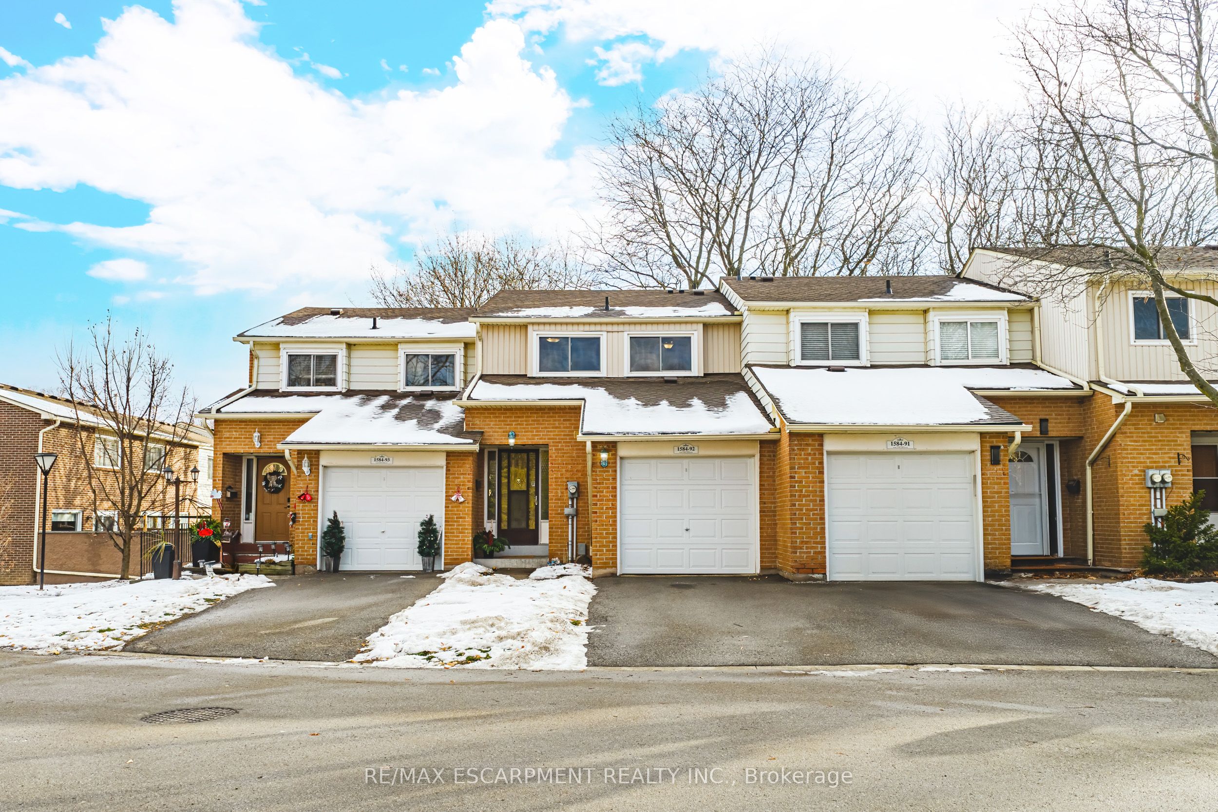 1584 Newlands Cres Property Photo 1