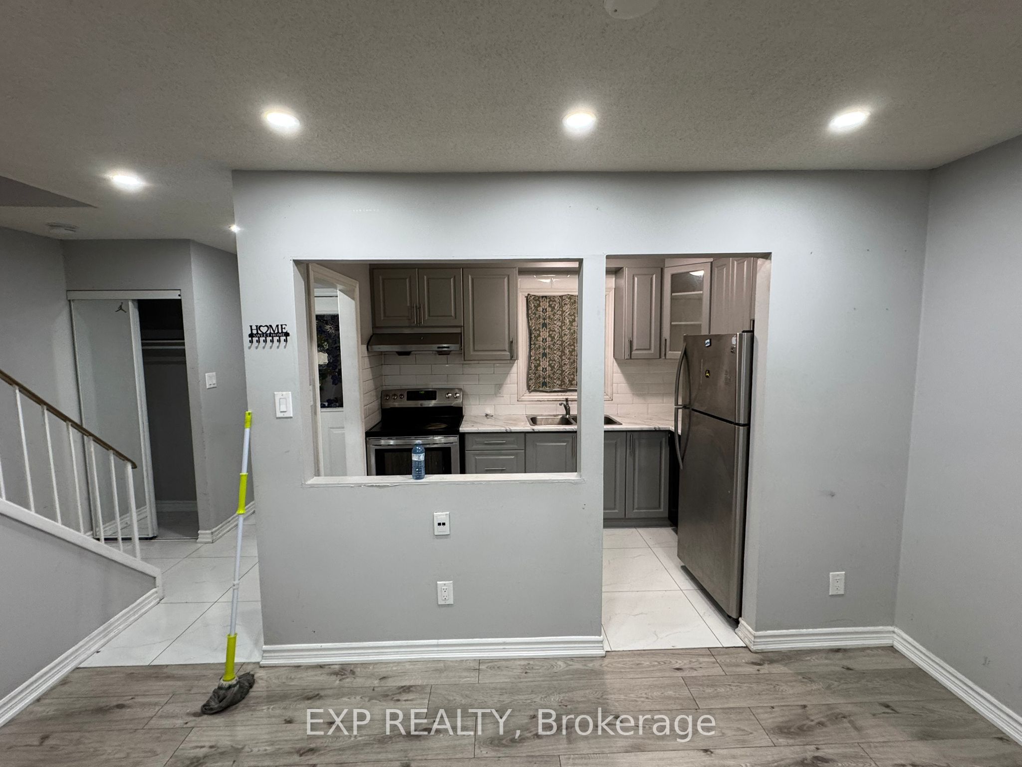 40 Gladstone Square Property Photo 1