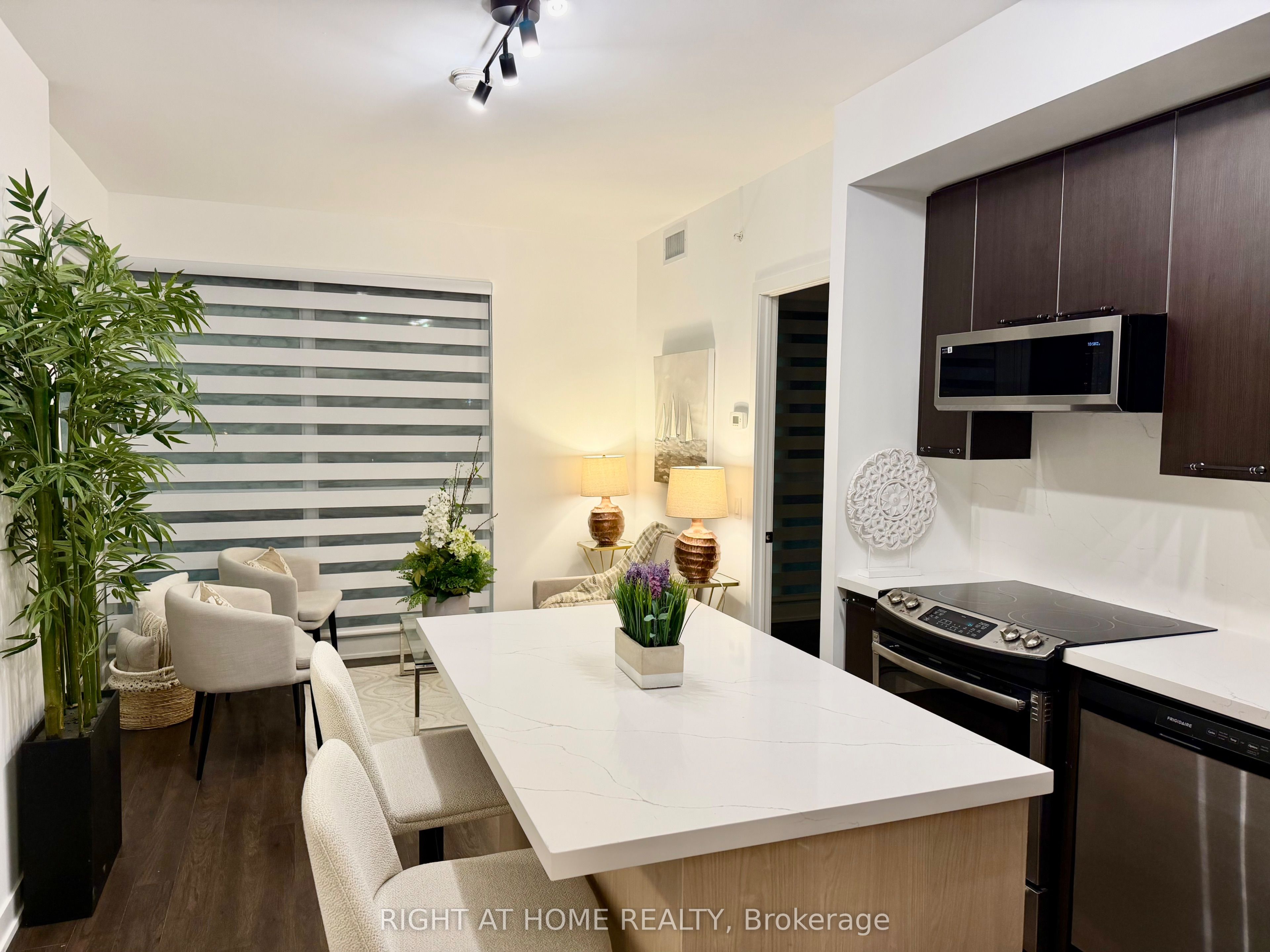 10 Park Lawn Road 522 Property Photo 6