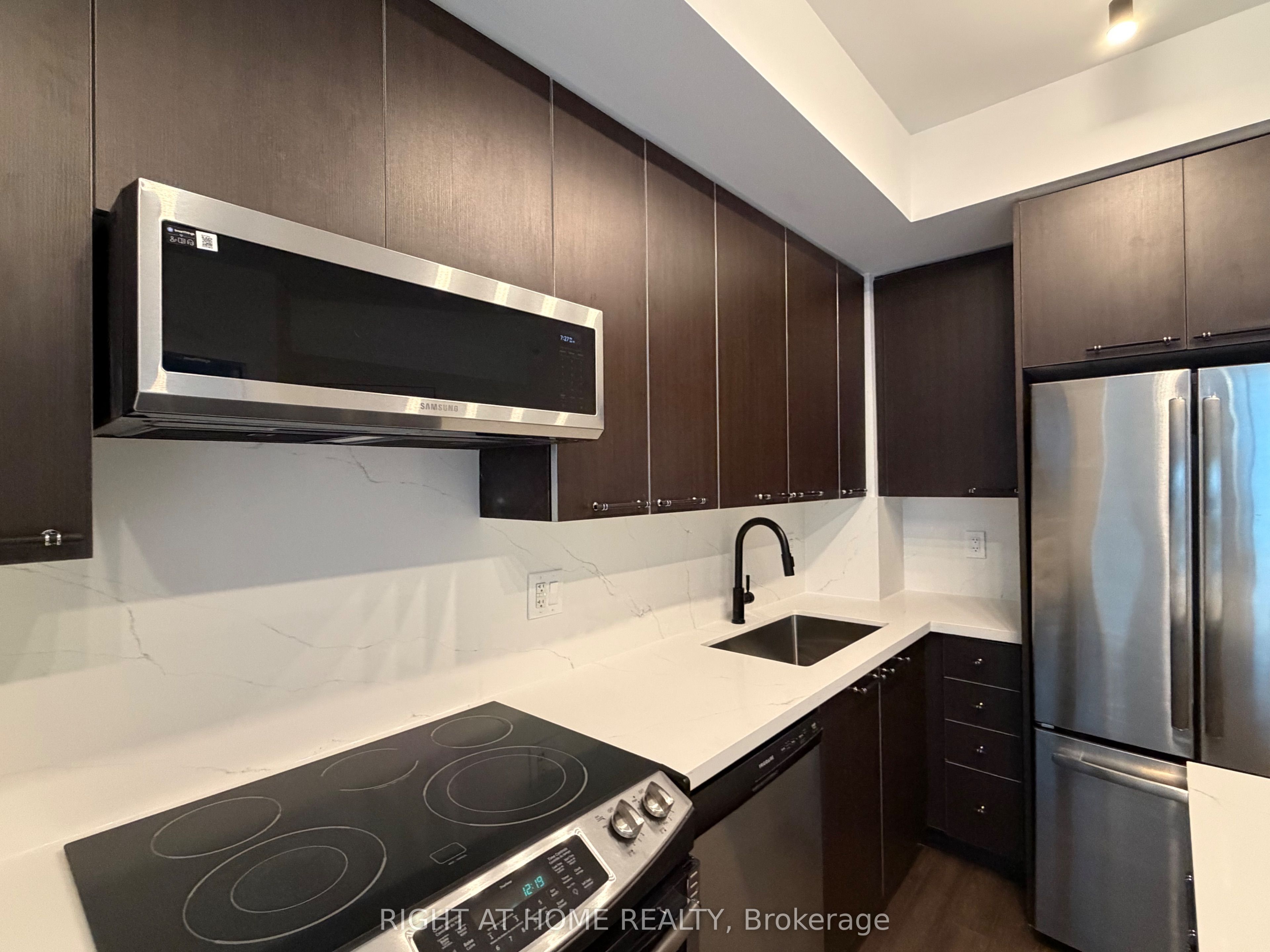 10 Park Lawn Road 522 Property Photo 19