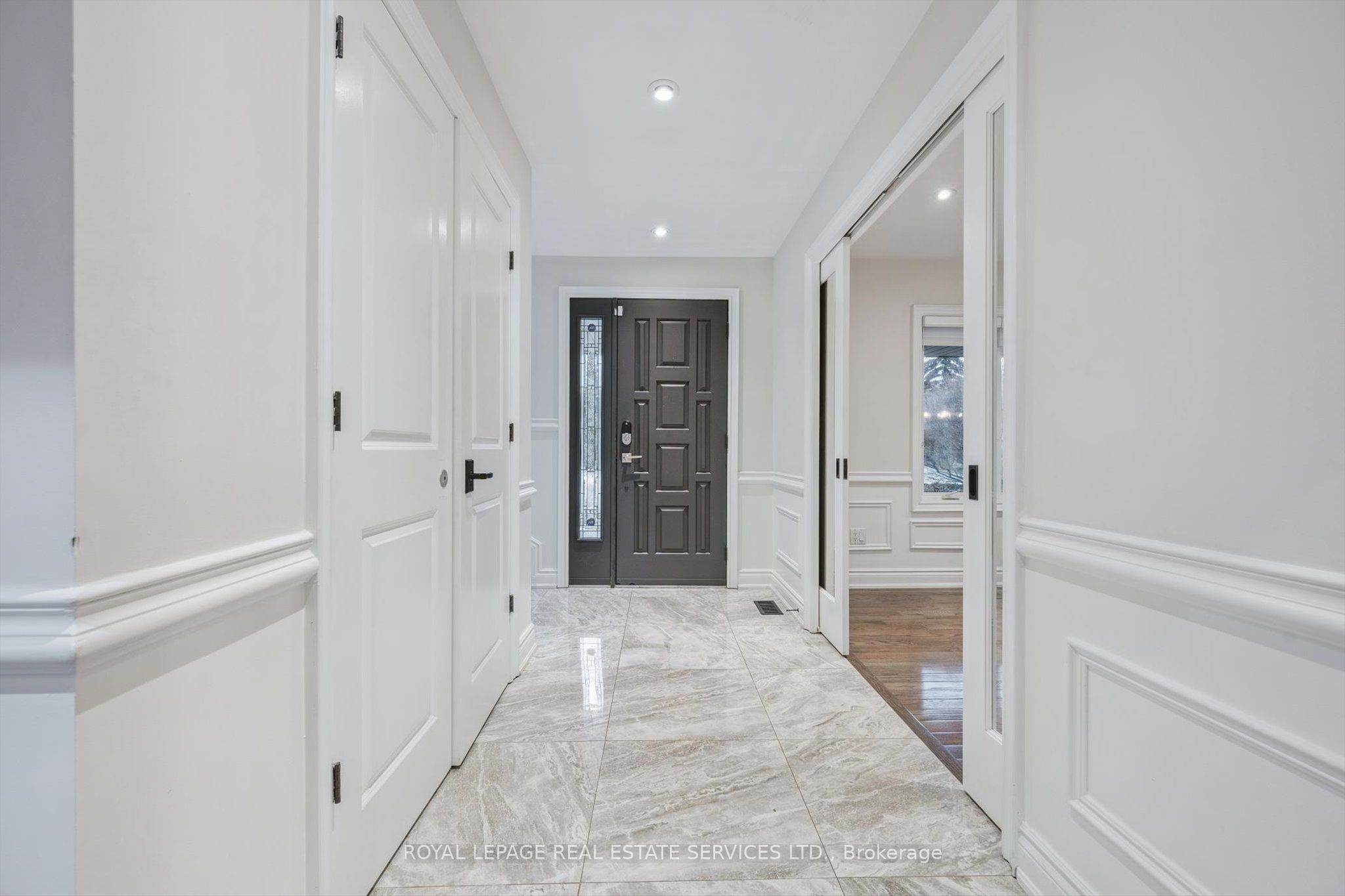 1302 Hillview Cres Property Photo 4