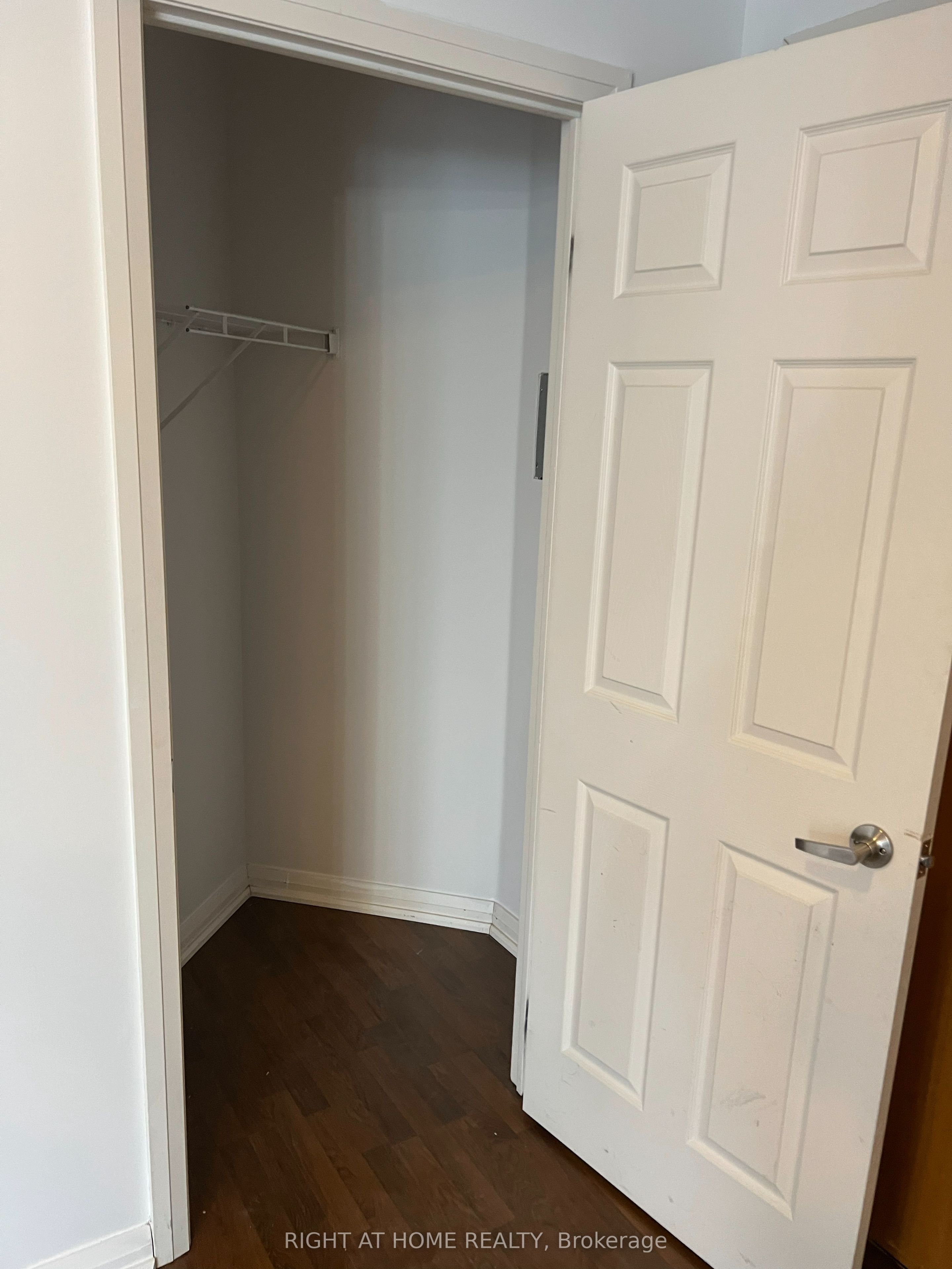 220 Forum Dr Property Photo 4