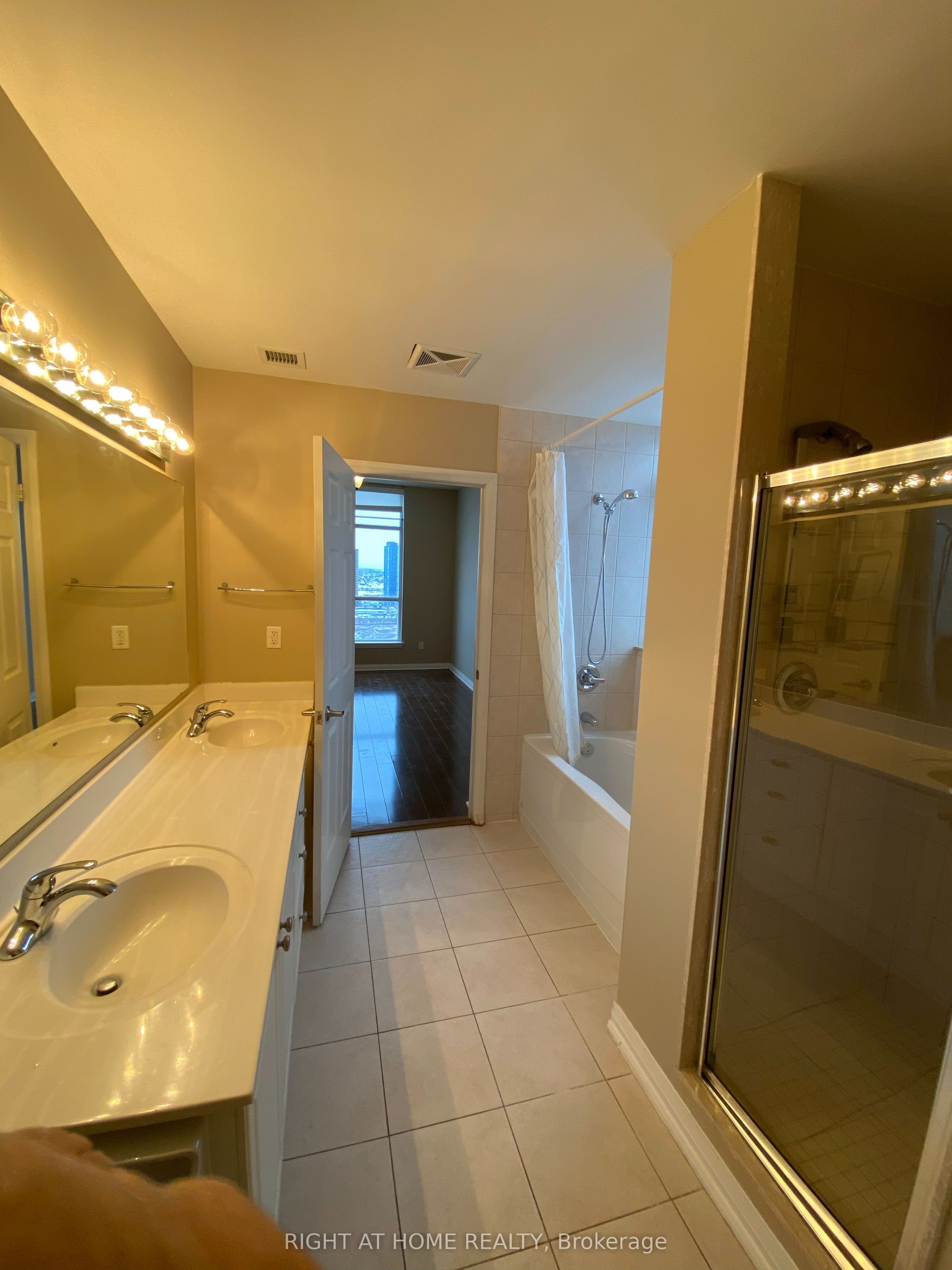 220 Forum Dr Property Photo 17