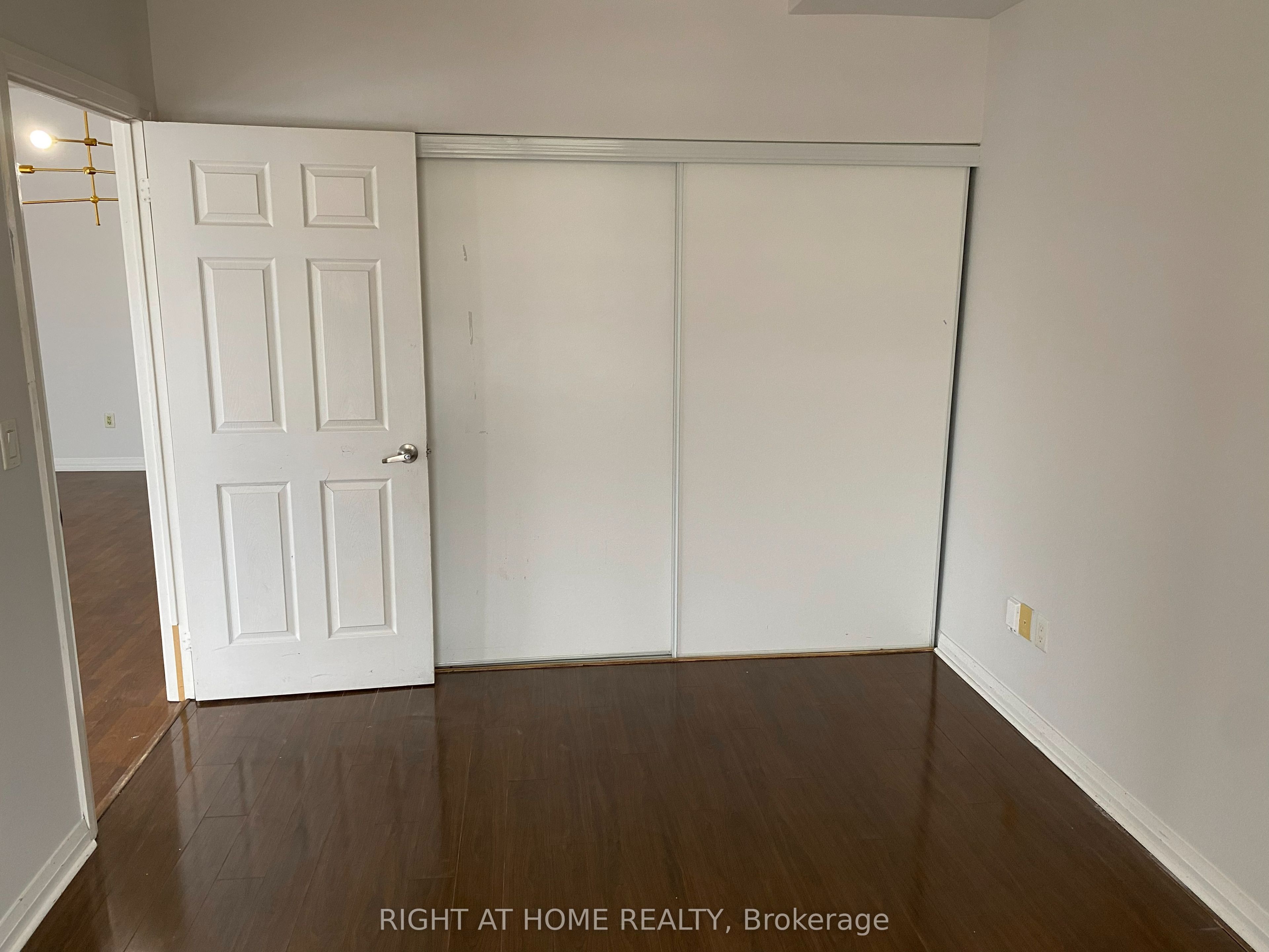 220 Forum Dr Property Photo 22