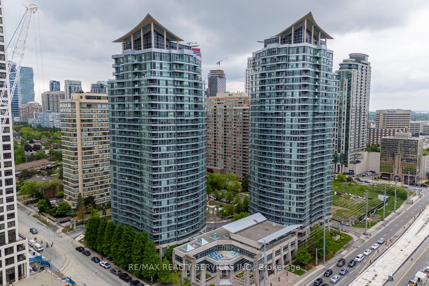 33 Elm Dr W