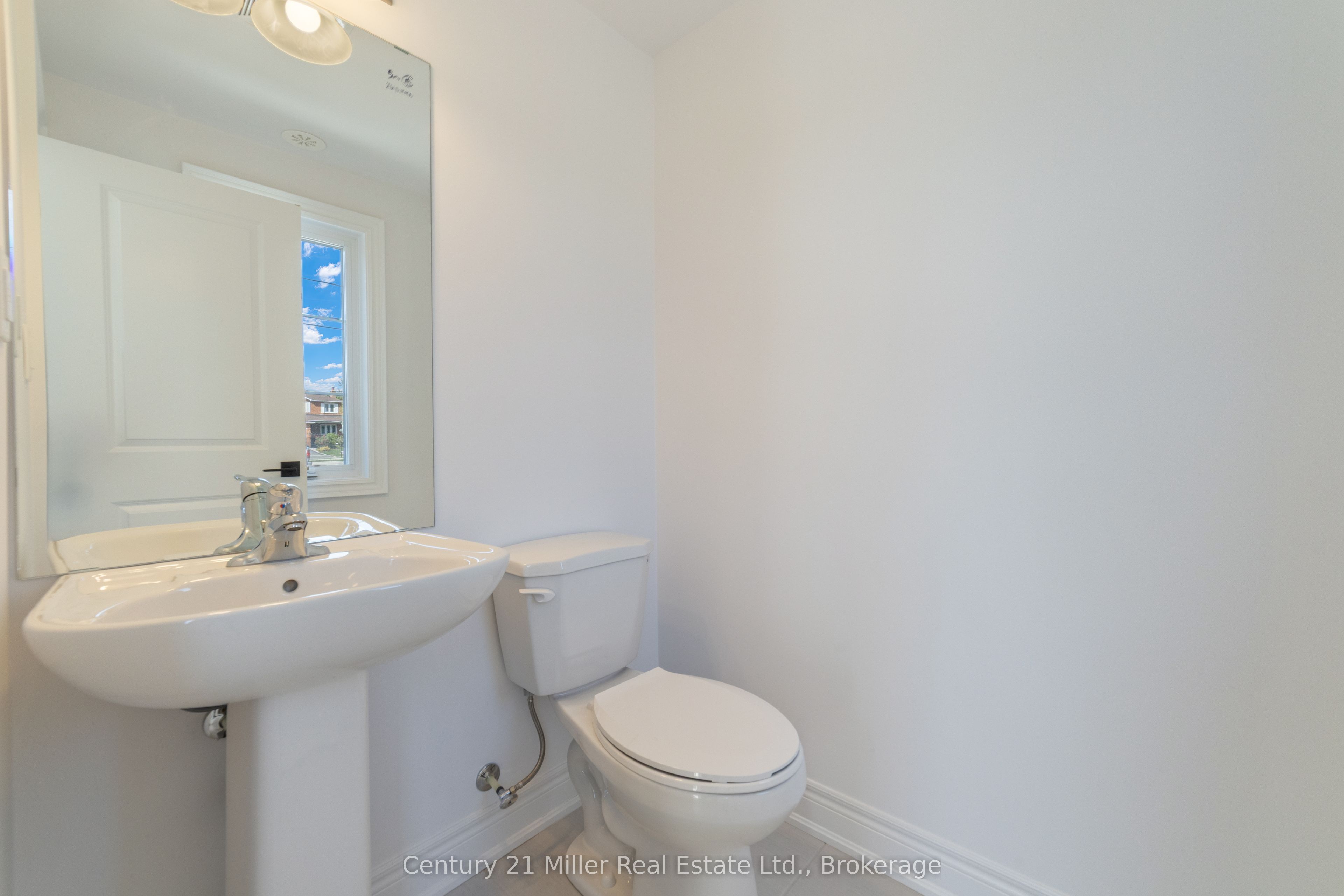 2140 Trafalgar Road 48 Property Photo 3