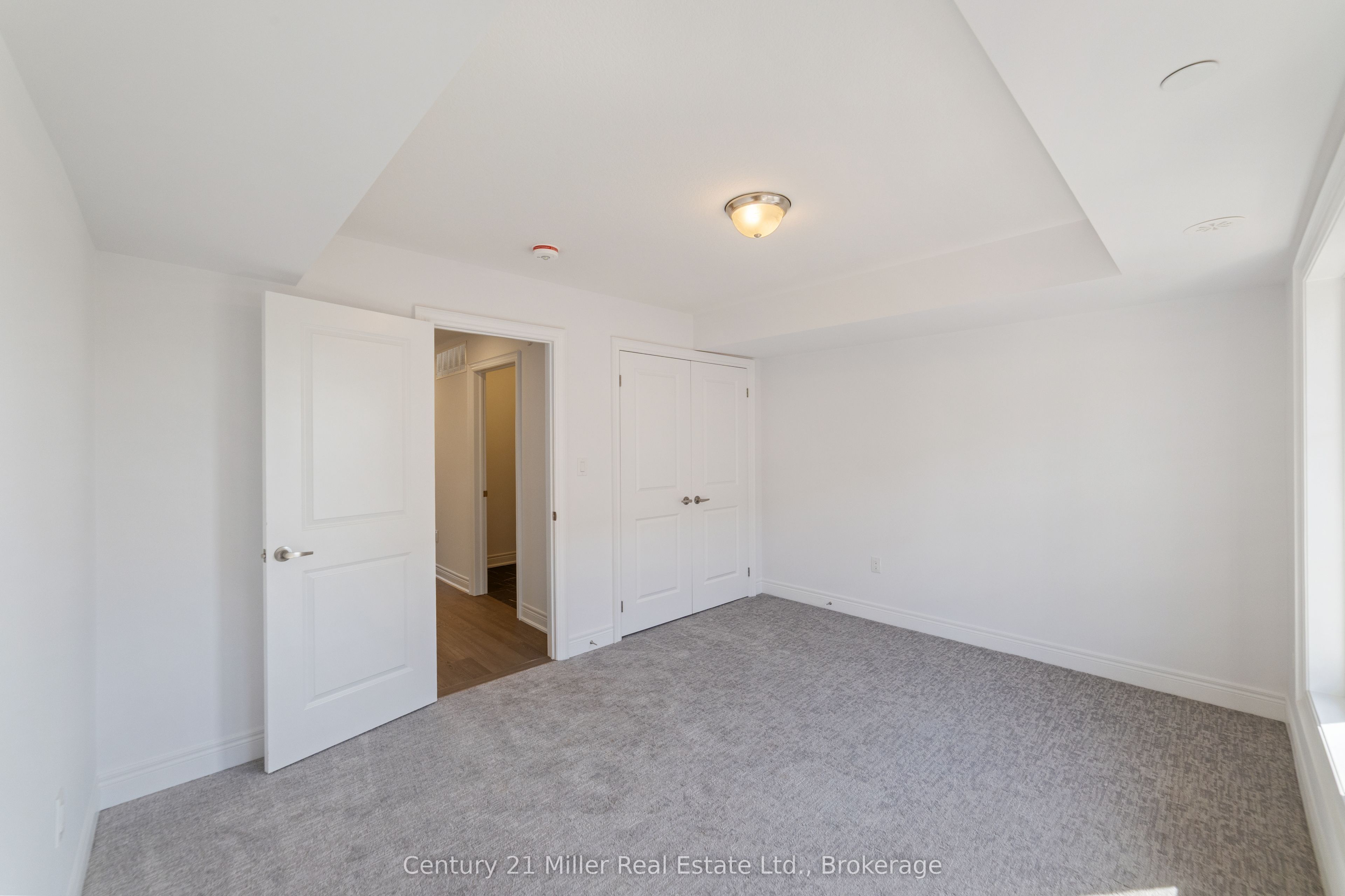 2140 Trafalgar Road 48 Property Photo 17