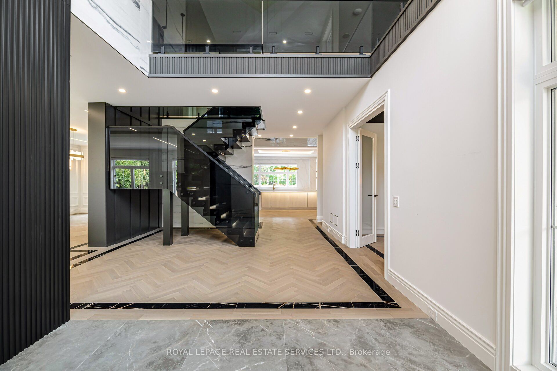 2014 Lakeshore Road W Property Photo 3