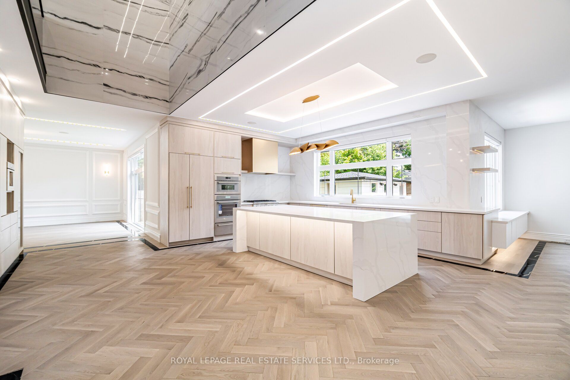 2014 Lakeshore Road W Property Photo 6