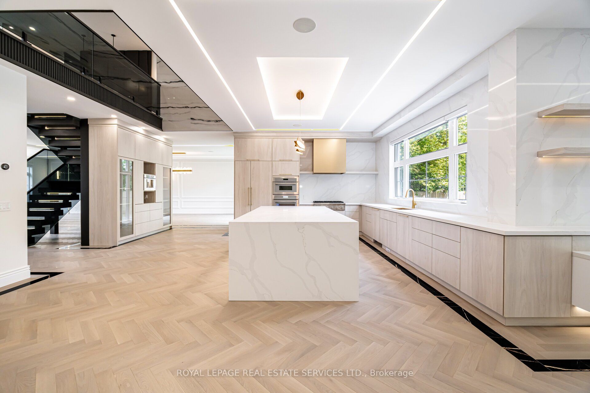 2014 Lakeshore Road W Property Photo 7