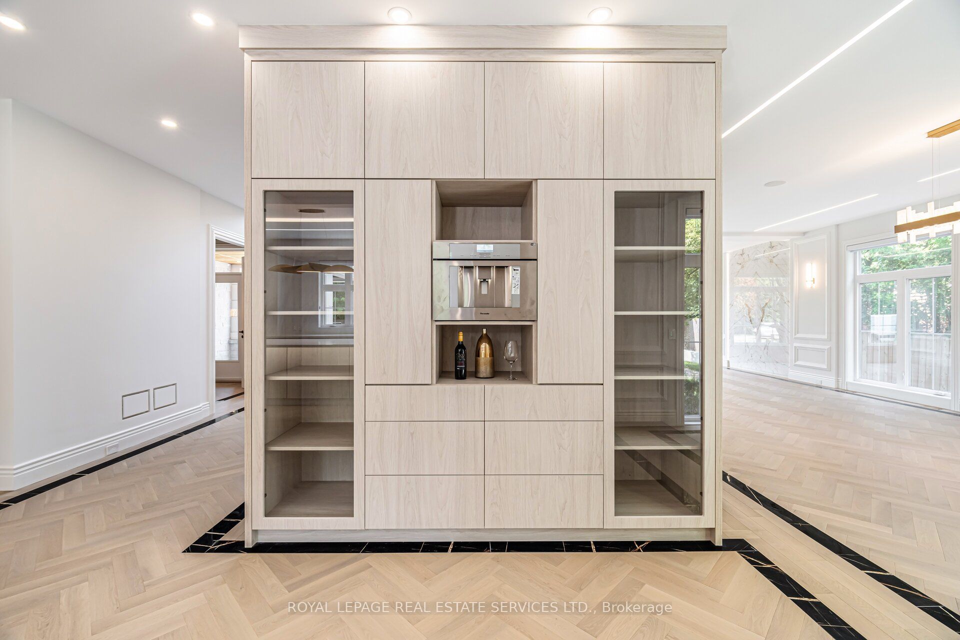2014 Lakeshore Road W Property Photo 8