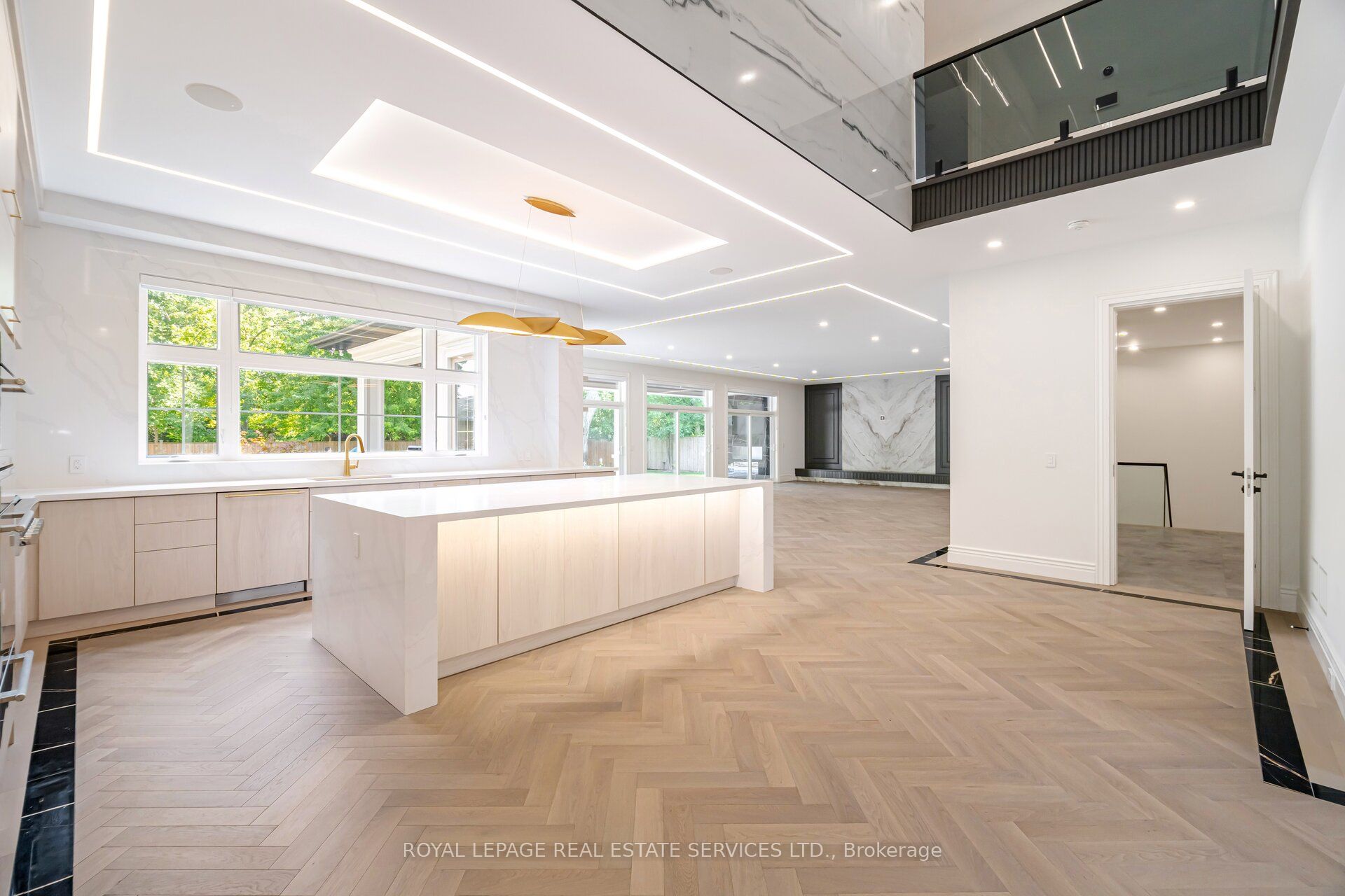 2014 Lakeshore Road W Property Photo 9